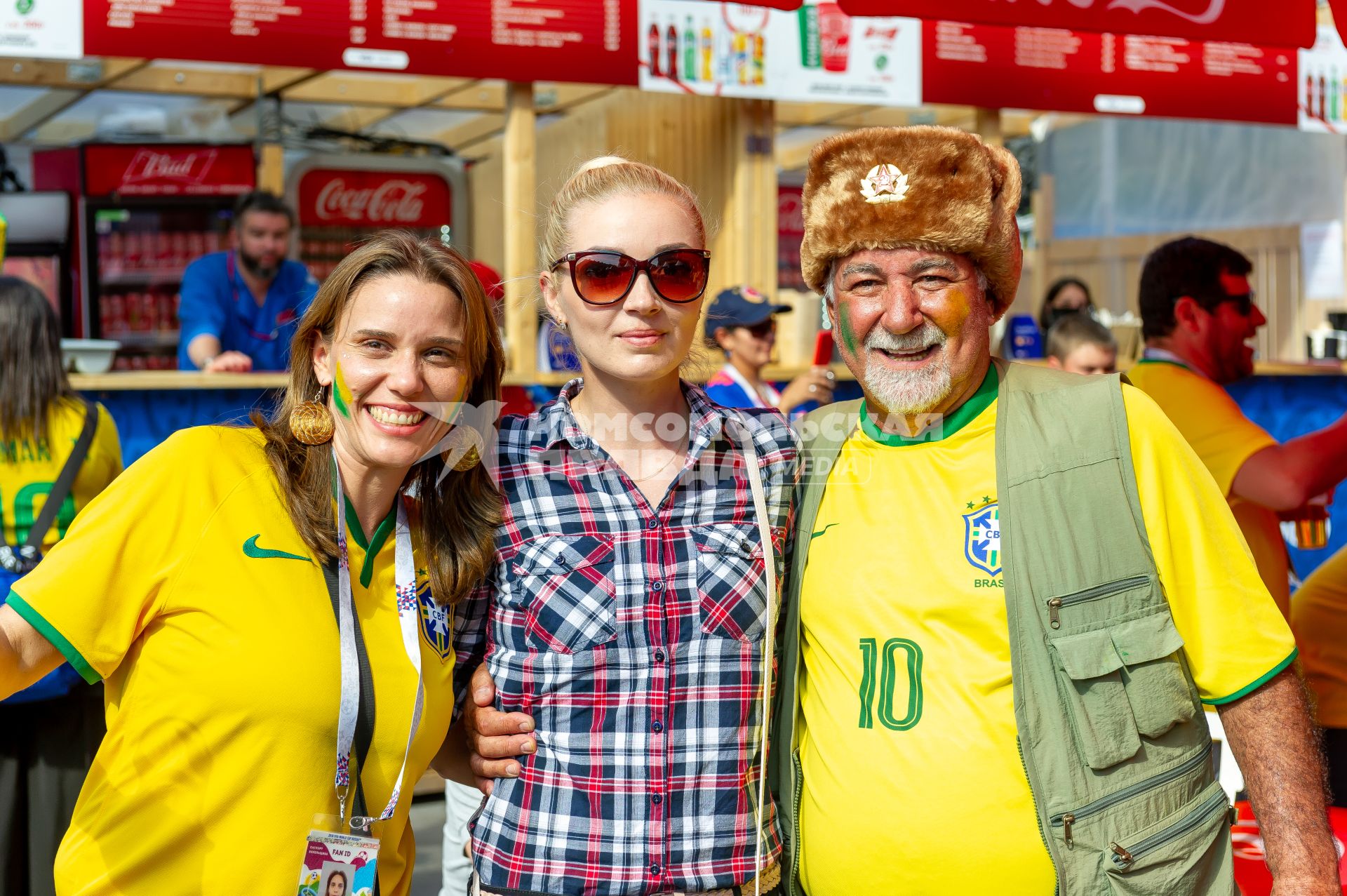 Санкт-Петербург. Бразильские болельщики в фан-зоне FIFA на Конюшенной площади.