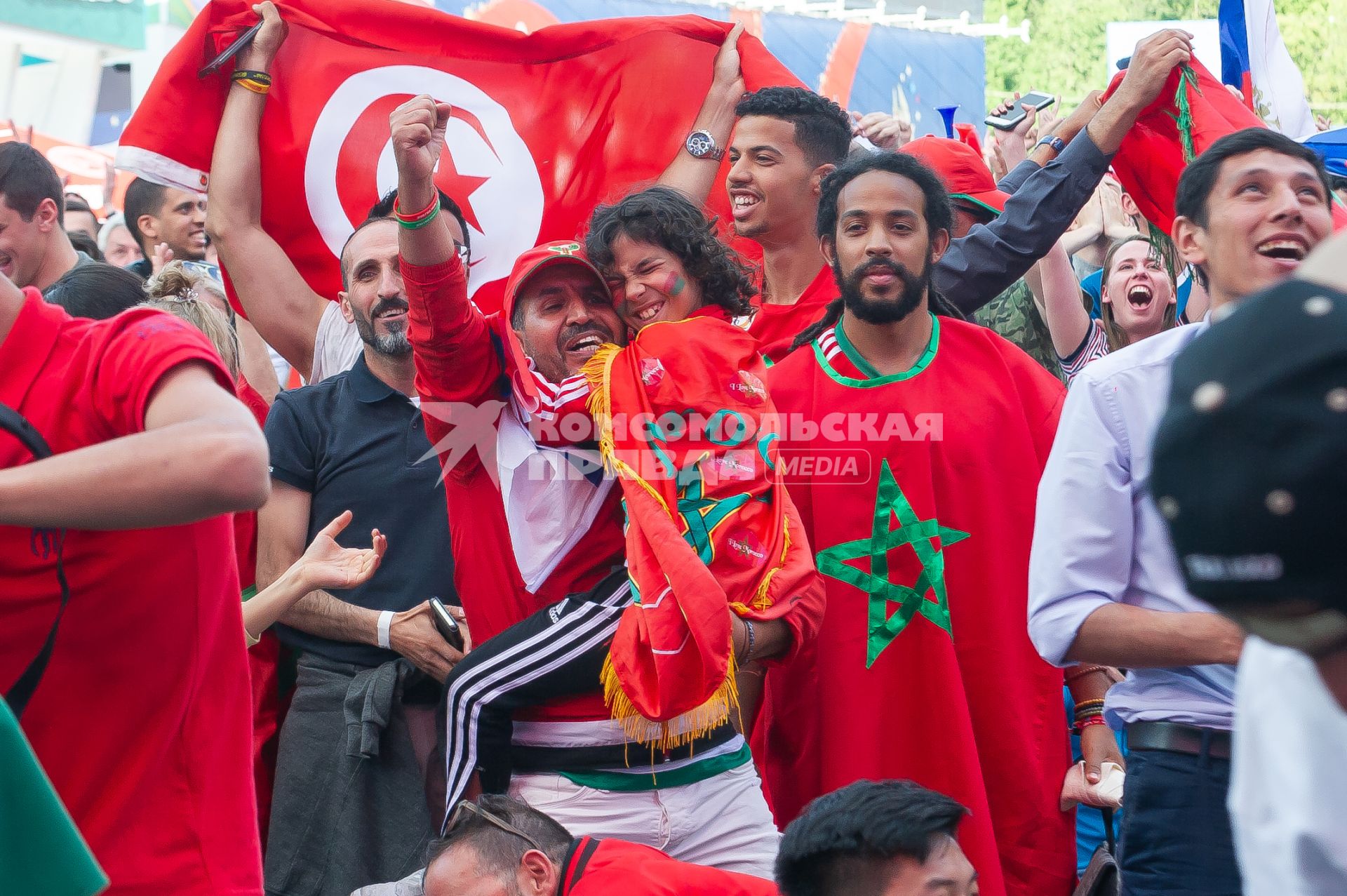 Санкт-Петербург. Болельщики из Марокко в фан-зоне FIFA на Конюшенной площади.