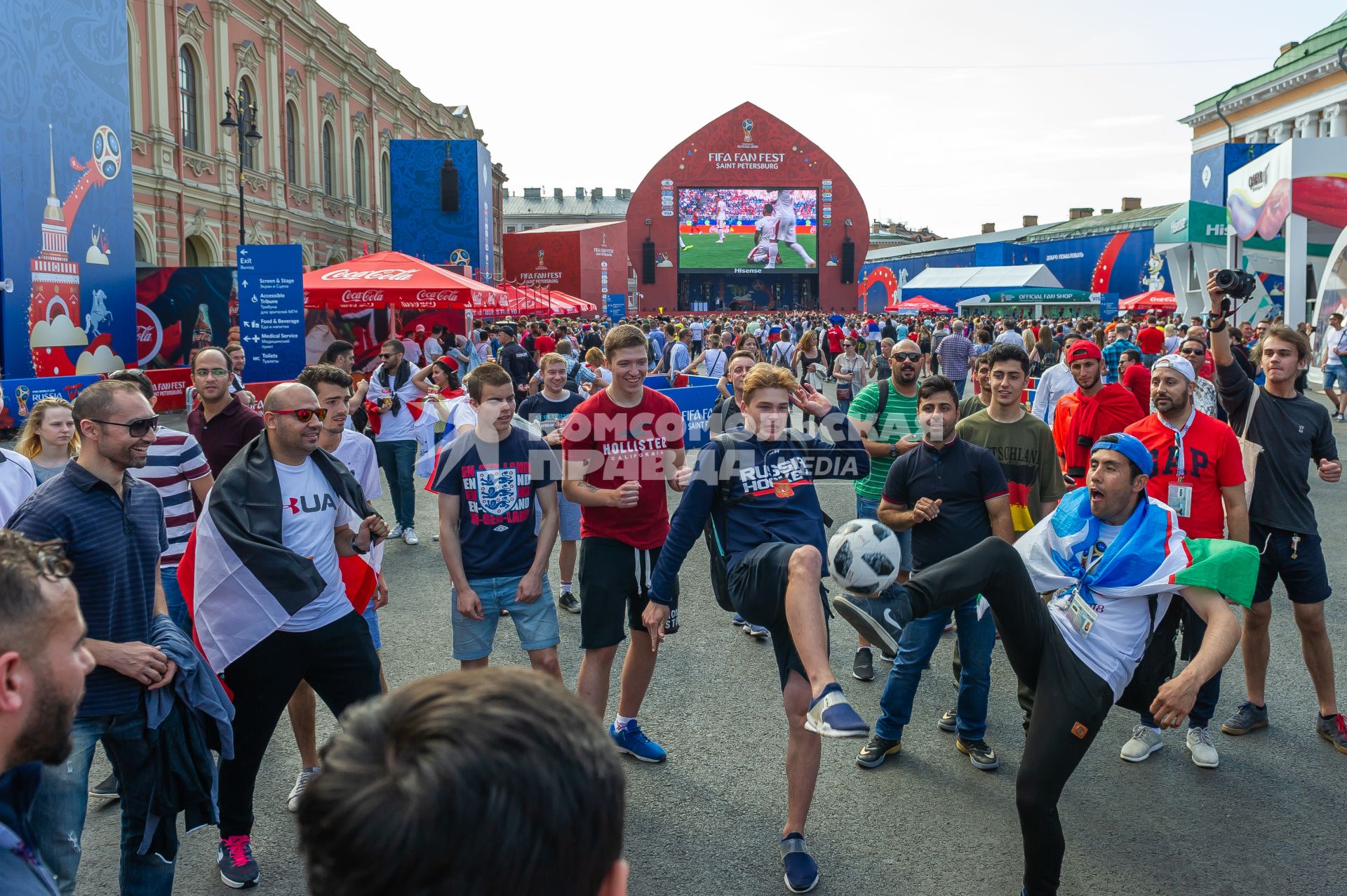 Санкт-Петербург. Болельщики в фан-зоне FIFA на Конюшенной площади.