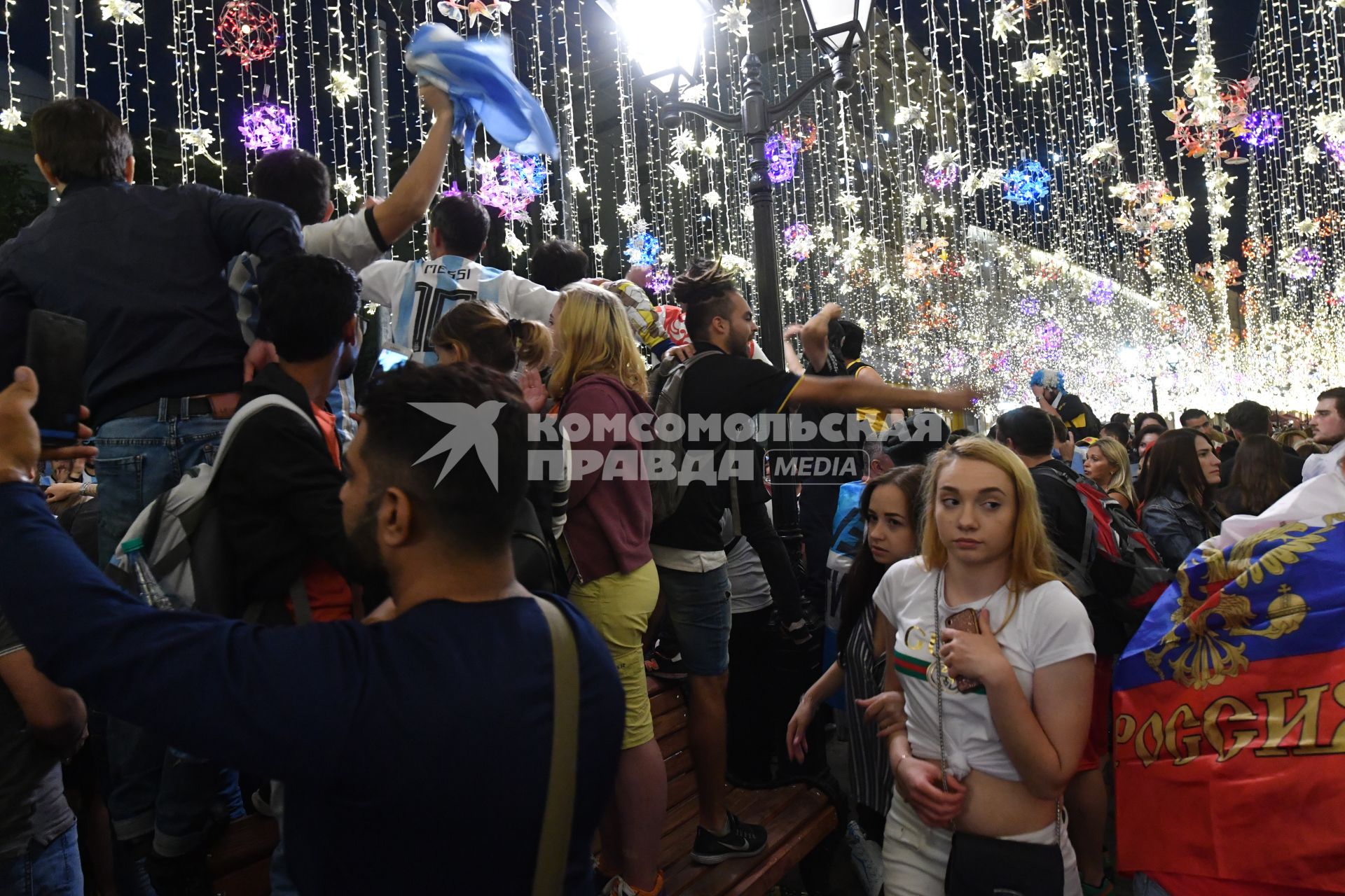 Москва. Болельщики чемпионата мира по футболу 2018 на Никольской улице.