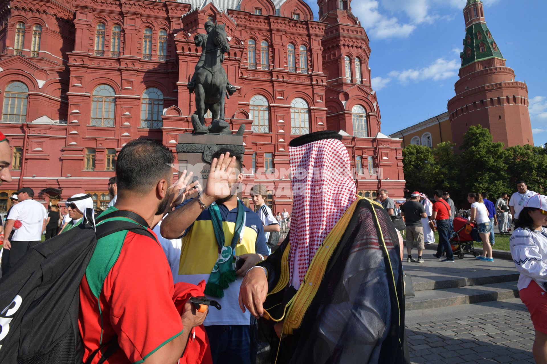 Москва. Болельщики чемпионата мира по футболу 2018 на Манежной площади.