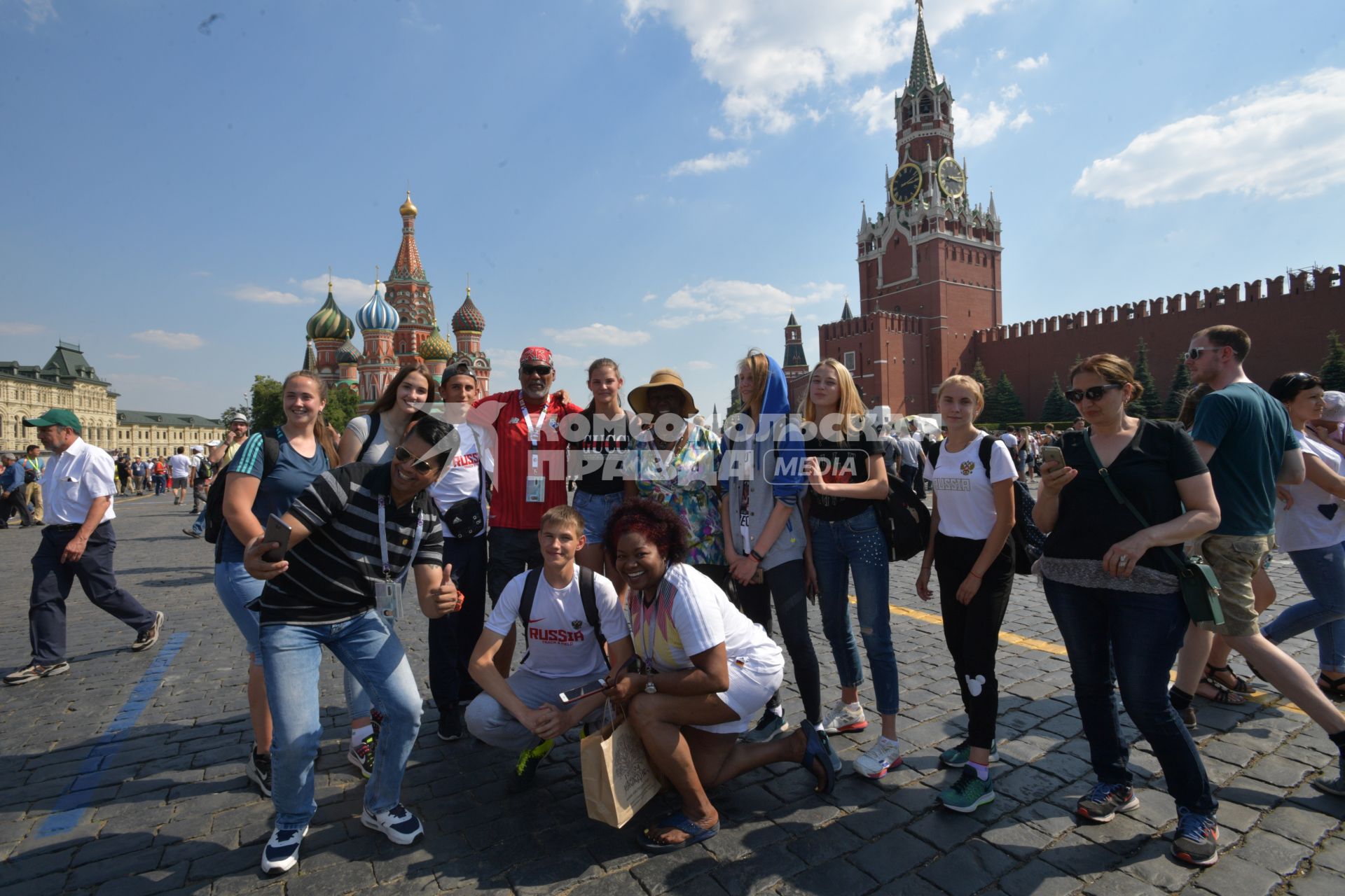 Москва. Болельщики чемпионата мира по футболу 2018 на Красной площади.