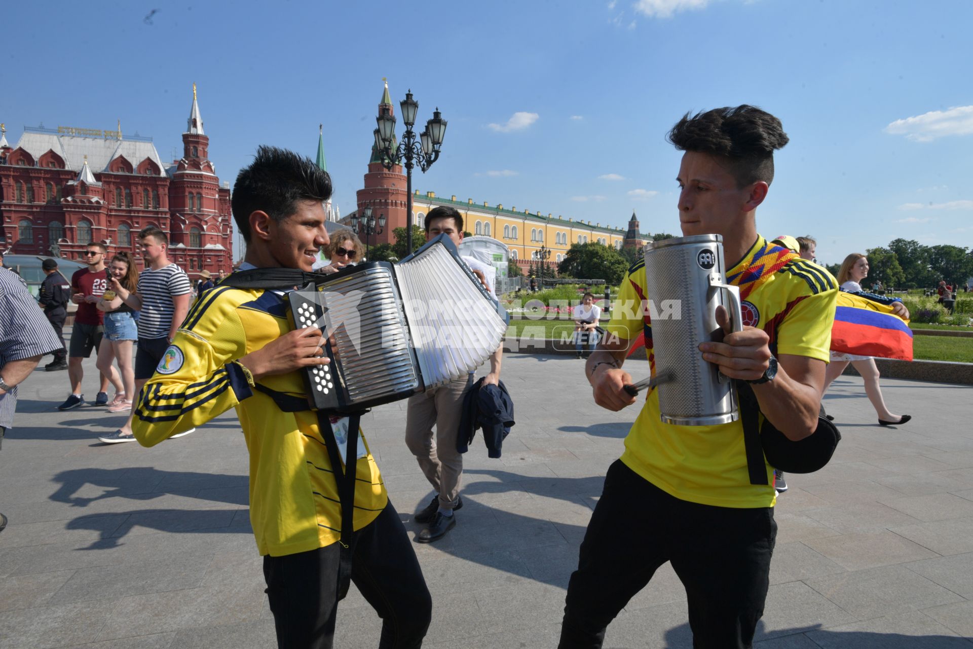 Москва. Болельщики чемпионата мира по футболу 2018 на Манежной площади.