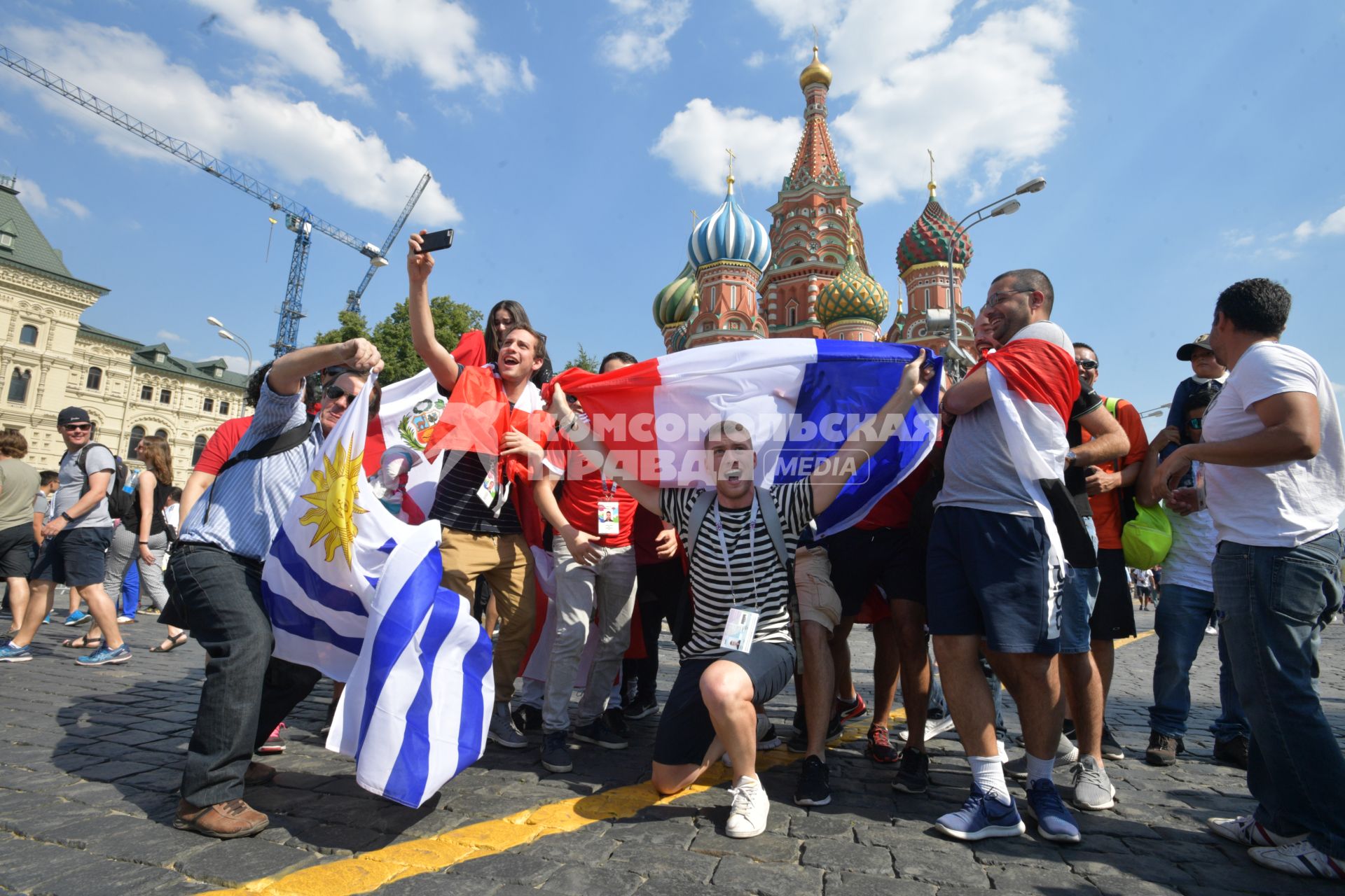 Москва. Болельщики чемпионата мира по футболу 2018 на Красной площади.