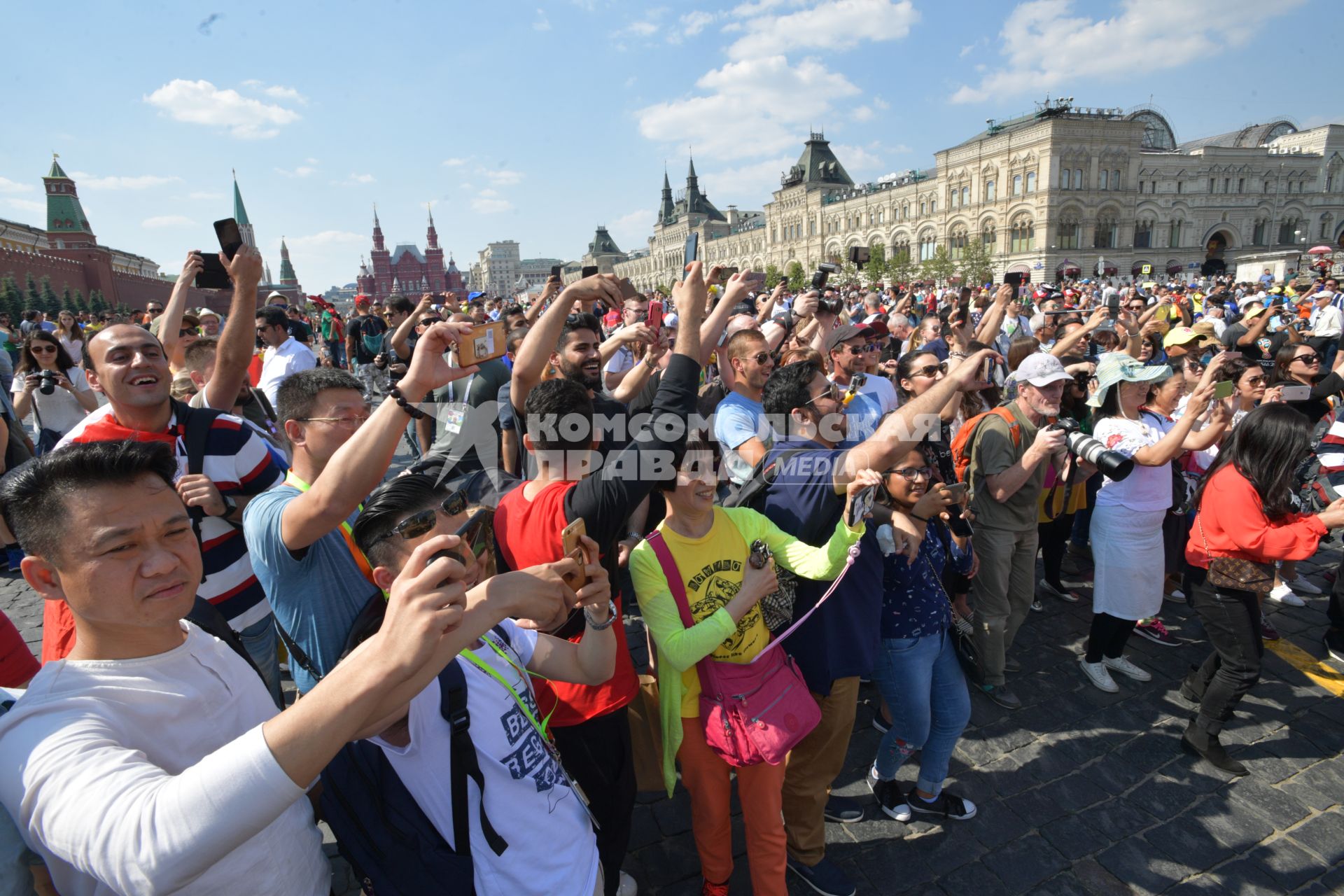 Москва. Болельщики чемпионата мира по футболу 2018 на Красной площади.