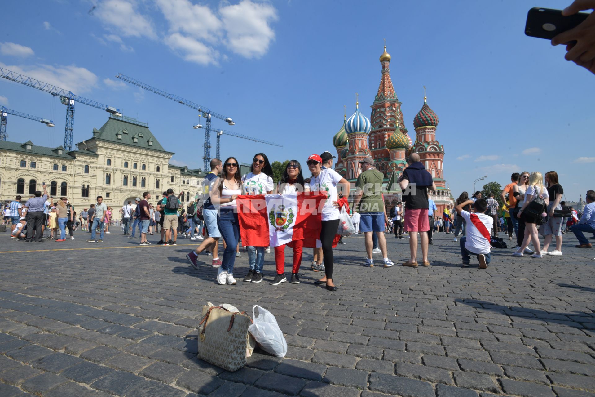 Москва. Болельщики чемпионата мира по футболу 2018 на Красной площади.