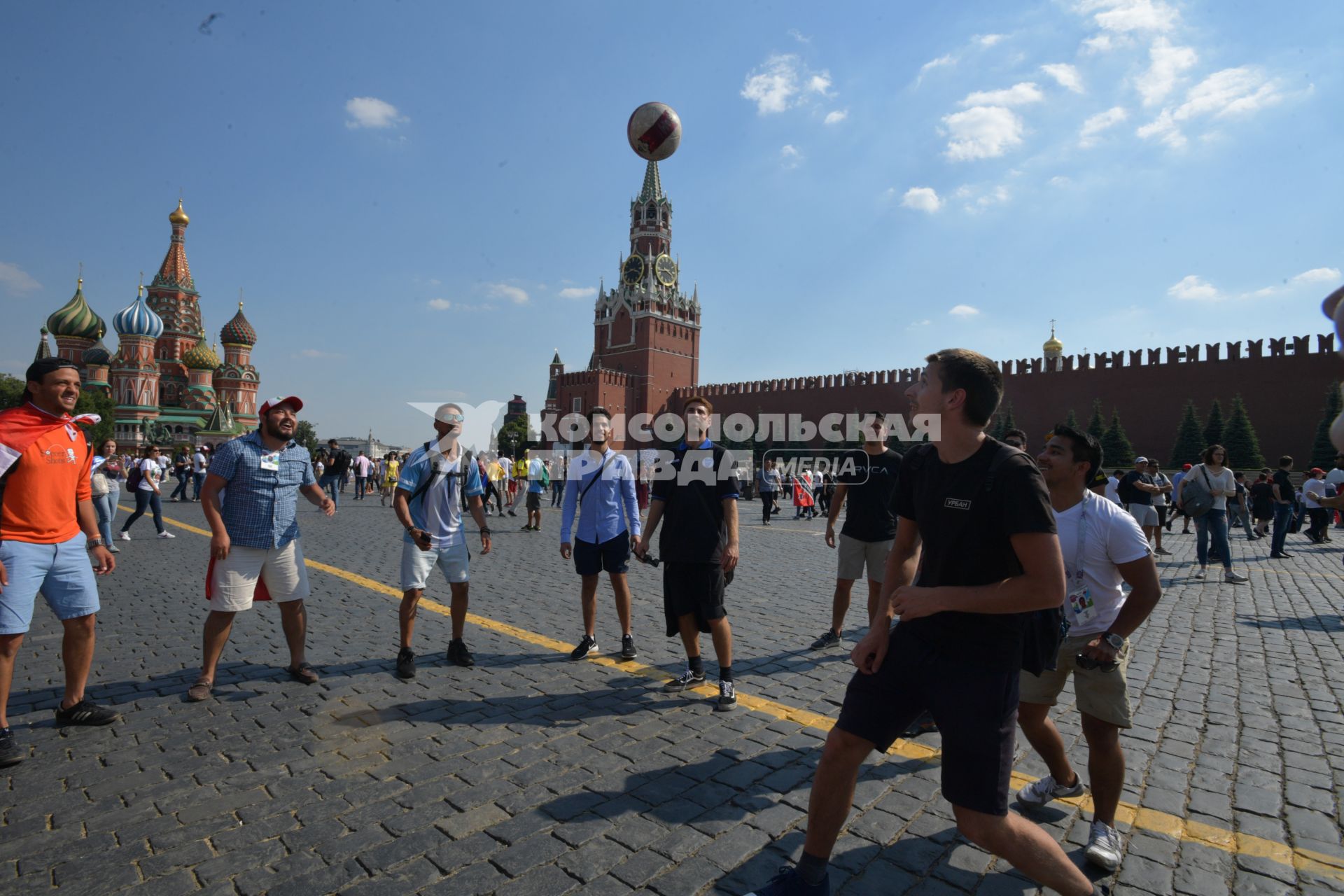 Москва. Болельщики чемпионата мира по футболу 2018 на Красной площади.