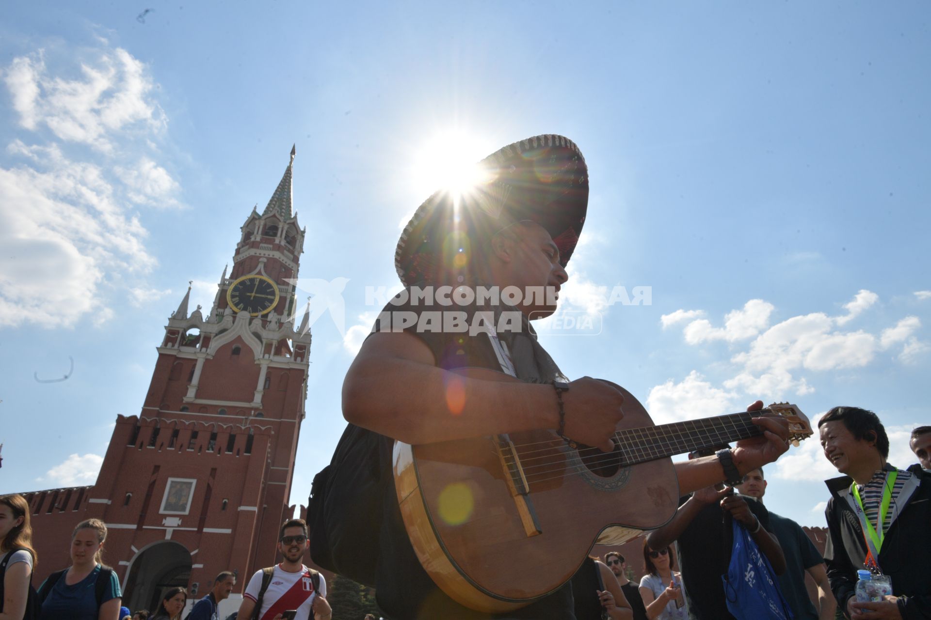 Москва. Болельщики чемпионата мира по футболу 2018 на Красной площади.