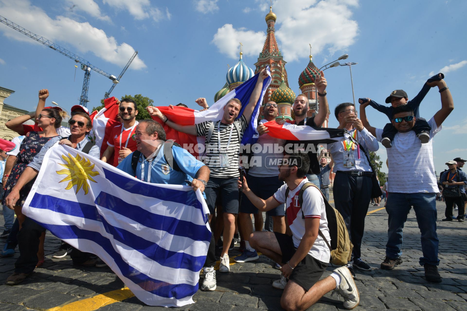 Москва. Болельщики чемпионата мира по футболу 2018 на Красной площади.