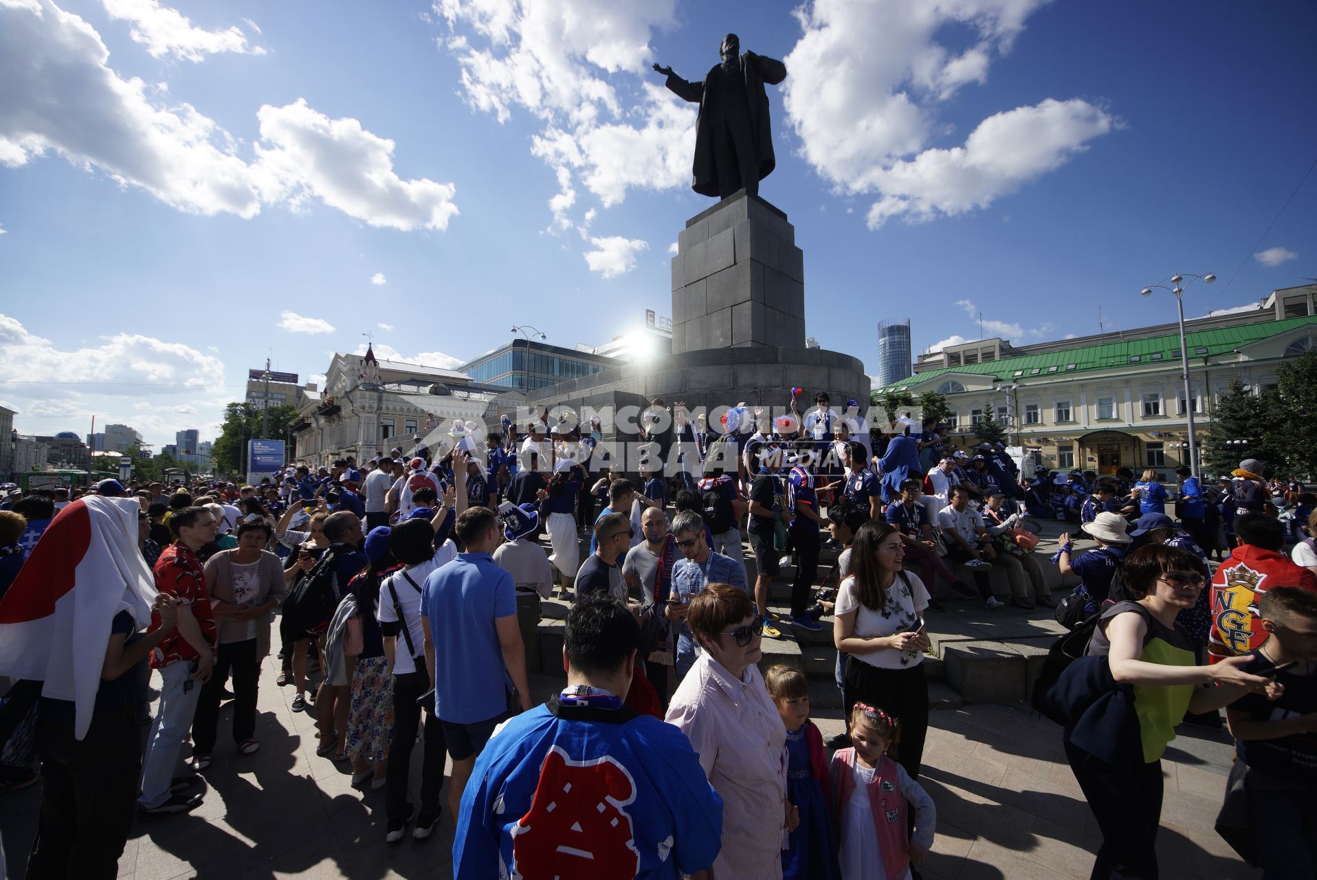 Екатеринбург. Японские болельщики у памятника Ленину на площади 1905г, перед началом матча группового этапа ЧМ2018 Япония-Сенегал