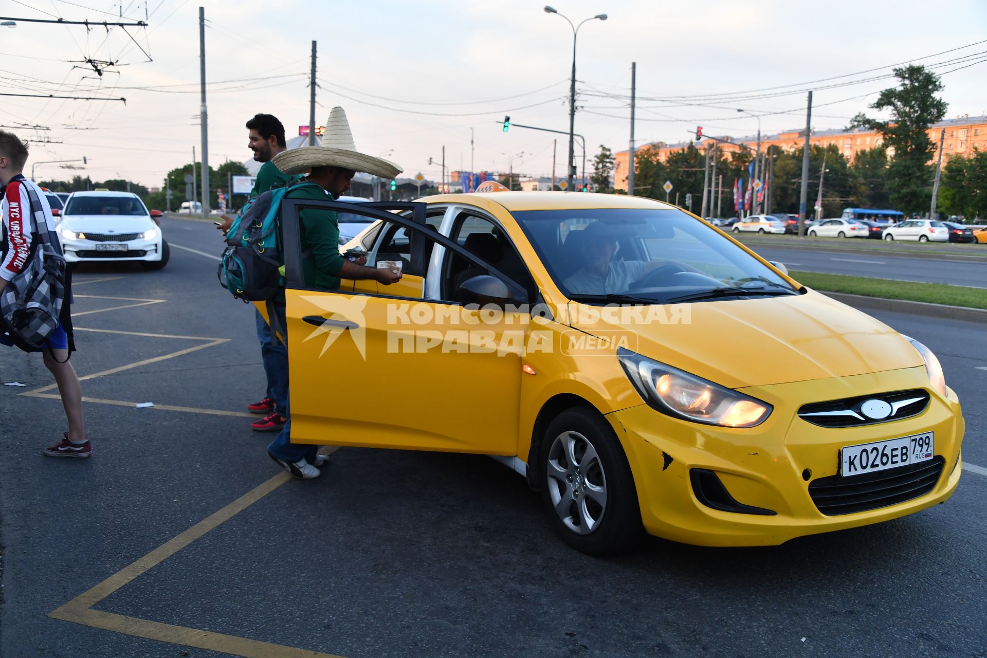 Москва. Болельщики чемпионата мира по футболу 2018 у автомобиля такси.