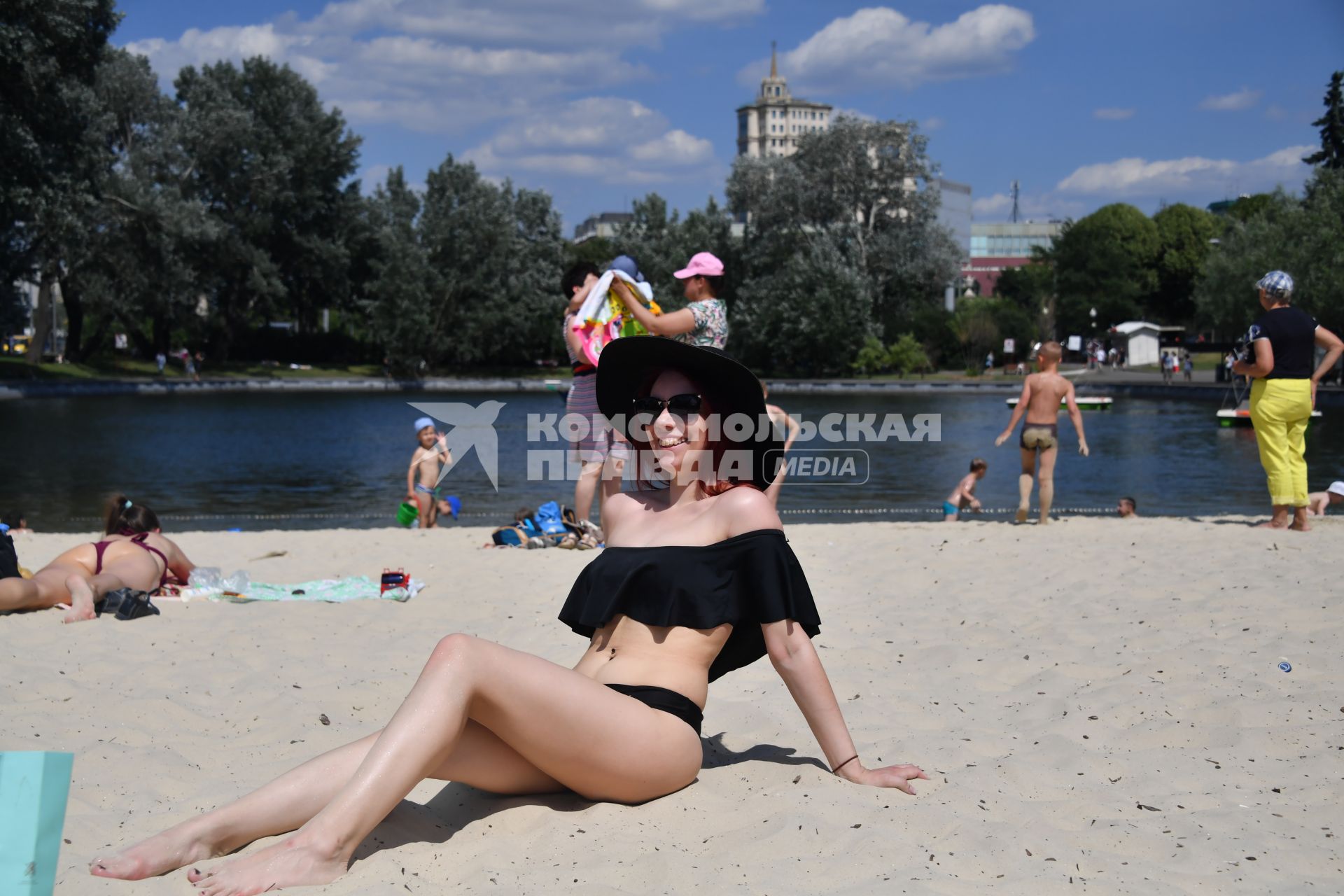 Москва. Девушка загорает на пляже в Парке Горького.