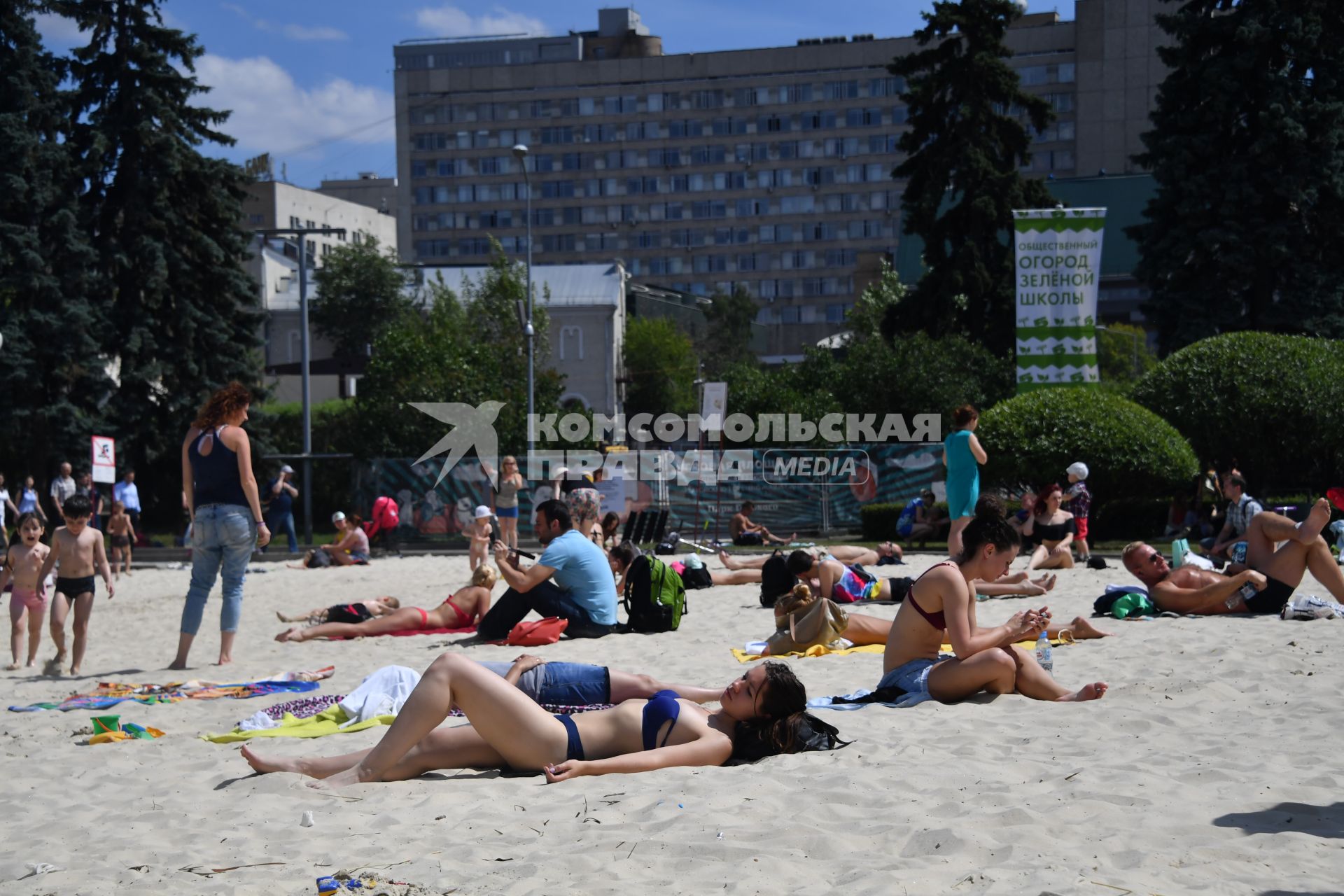 Москва. Москвичи загорают на пляже в Парке Горького.