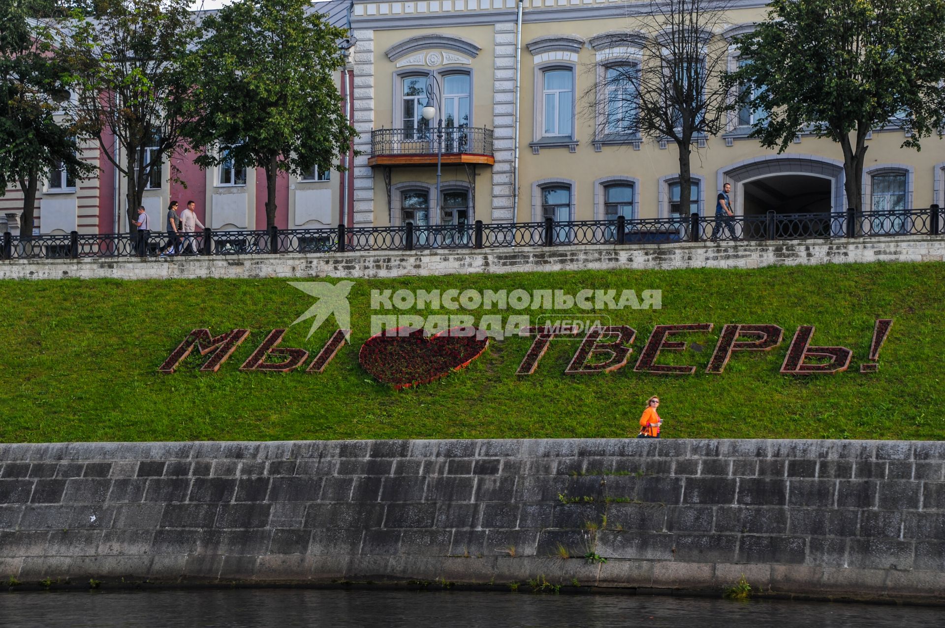 Тверь. Вид на набережную Твери с Волги.