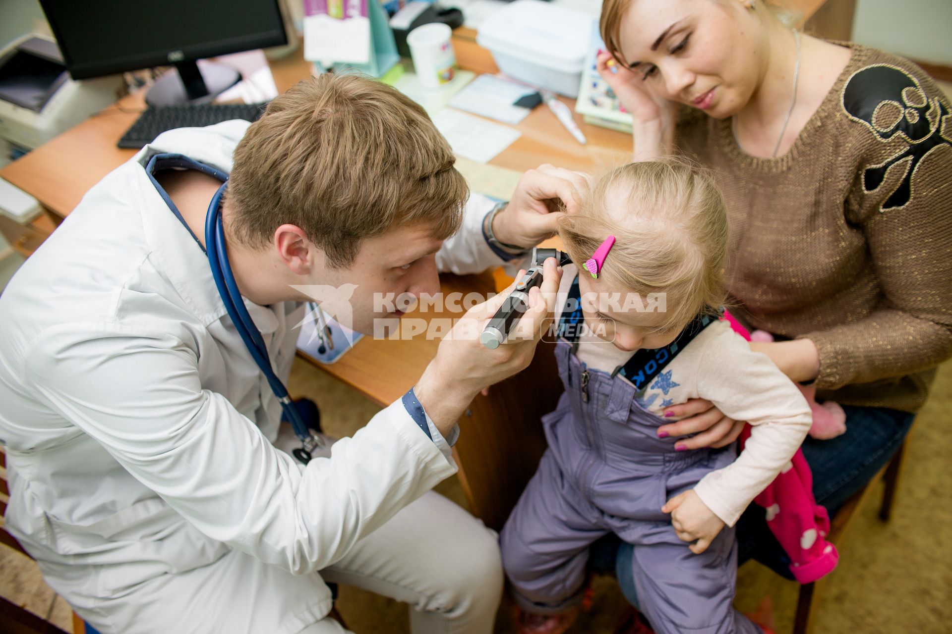 Челябинск. Врач проводит осмотр ребенка в детской поликлинике.