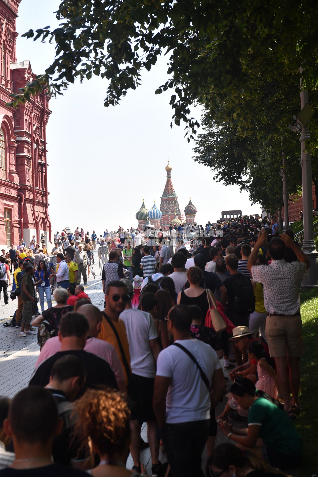 Москва. Футбольные болельщики, приехавшие на чемпионат мира по футболу, в очереди в мавзолей В. И. Ленина в Кремлевском проезде.