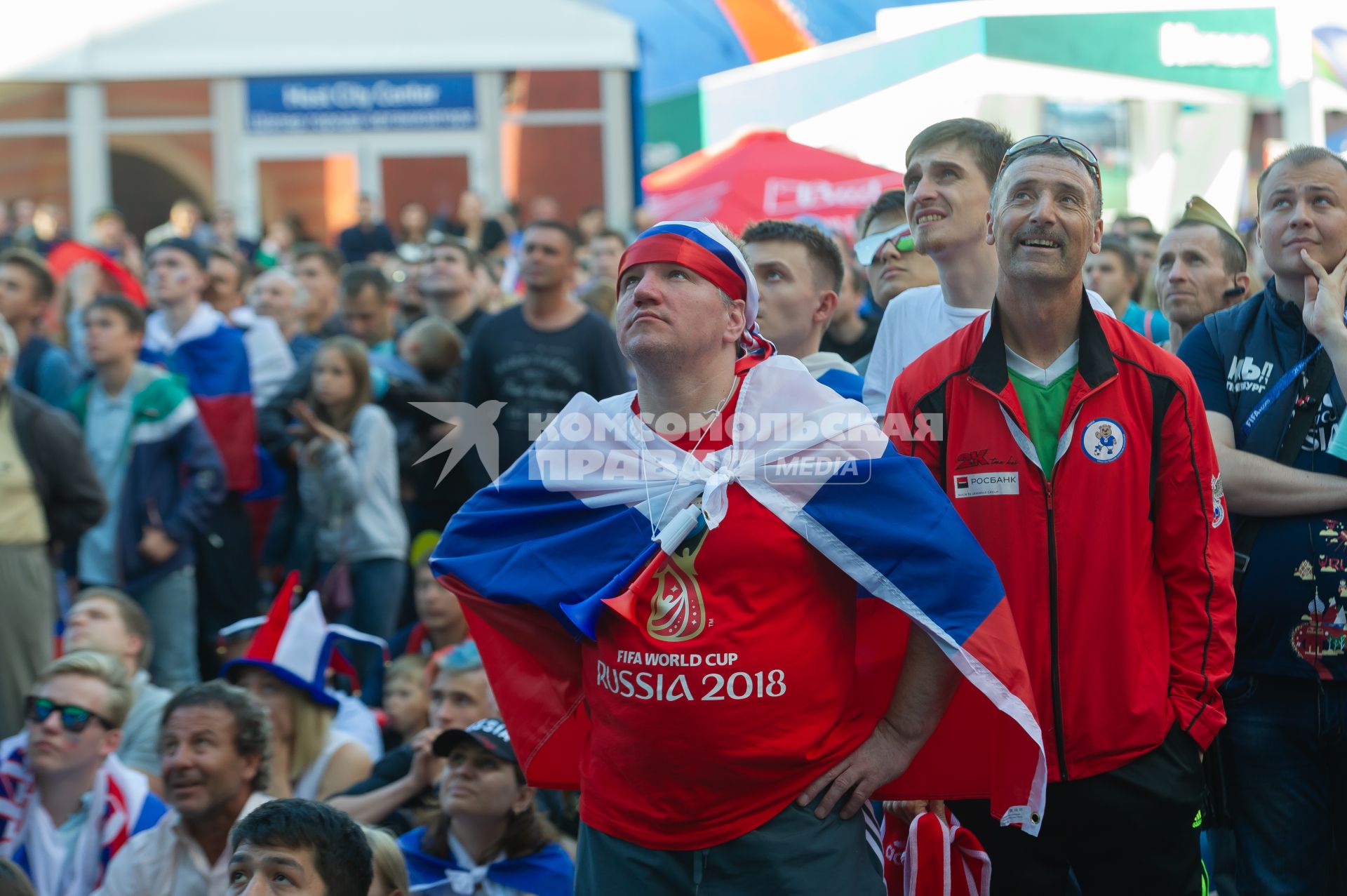 Санкт-Петербург.  Болельщики сборной России в фан-зоне во время трансляции матча  группового этапа чемпионата мира по футболу - 2018 между сборными командами Уругвая и России.