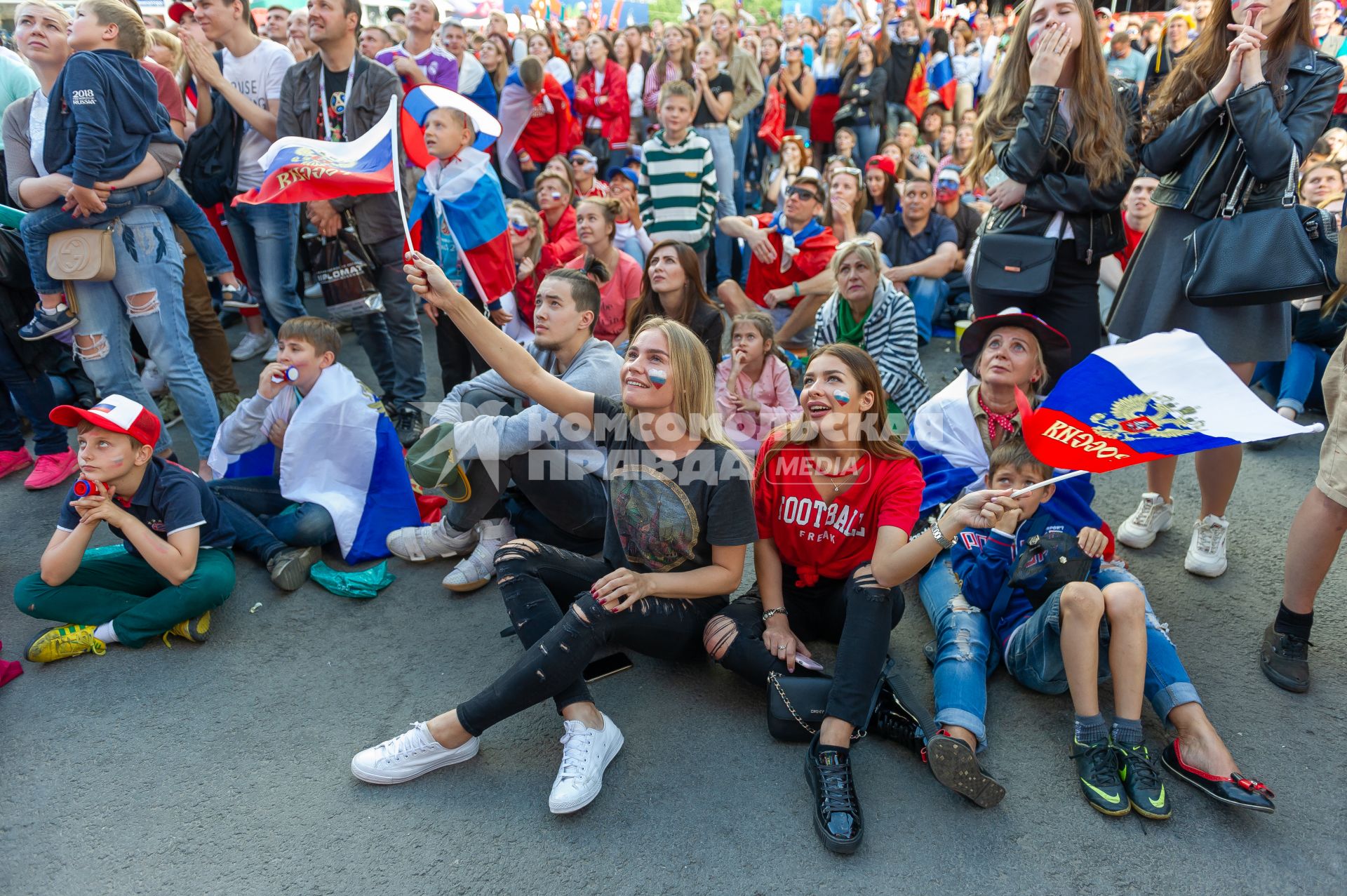 Санкт-Петербург.  Болельщики сборной России в фан-зоне во время трансляции матча  группового этапа чемпионата мира по футболу - 2018 между сборными командами Уругвая и России.