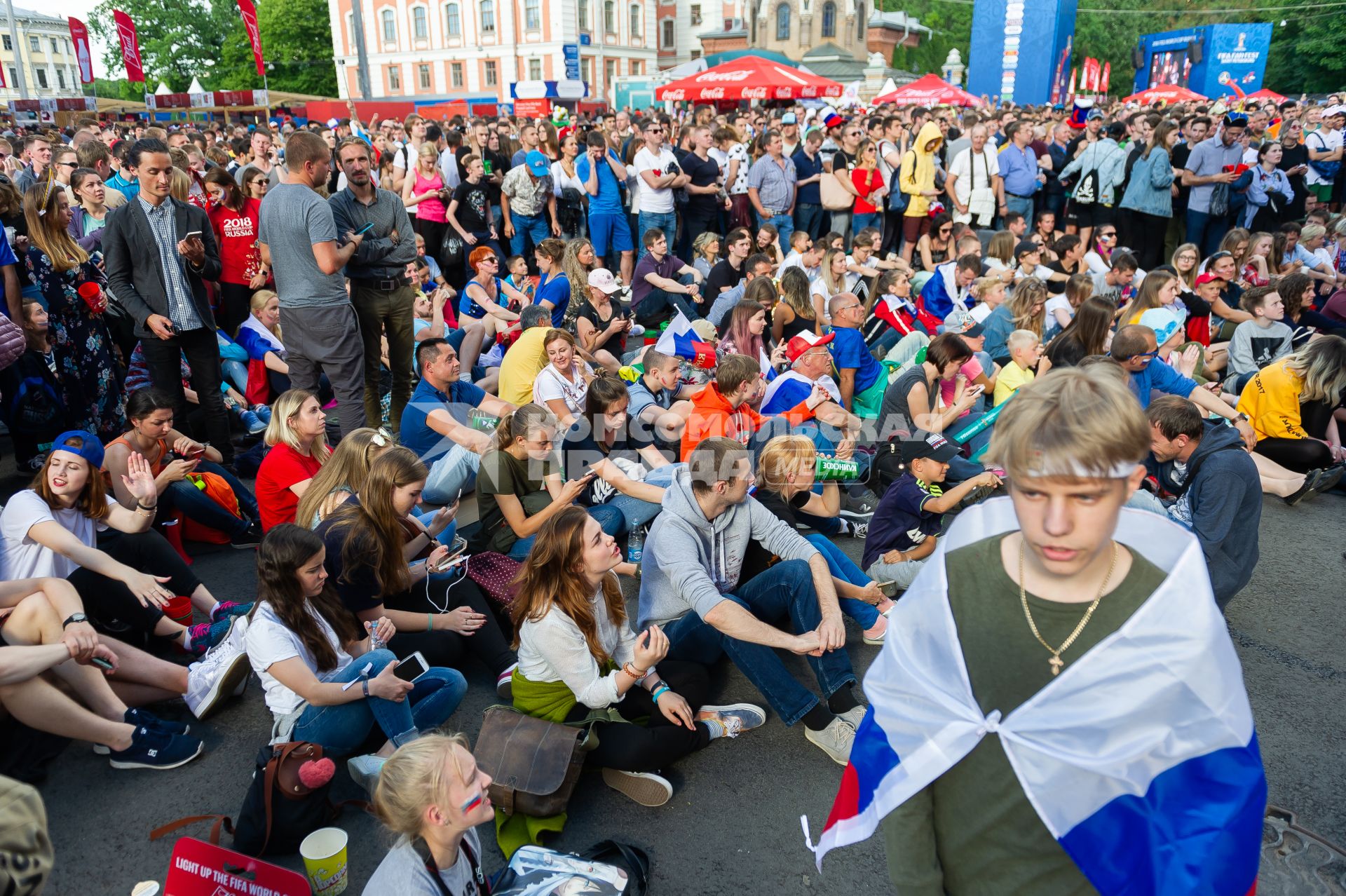 Санкт-Петербург.  Болельщики  сборной России в фан-зоне во время трансляции матча  группового этапа чемпионата мира по футболу - 2018 между сборными командами Уругвая и России.