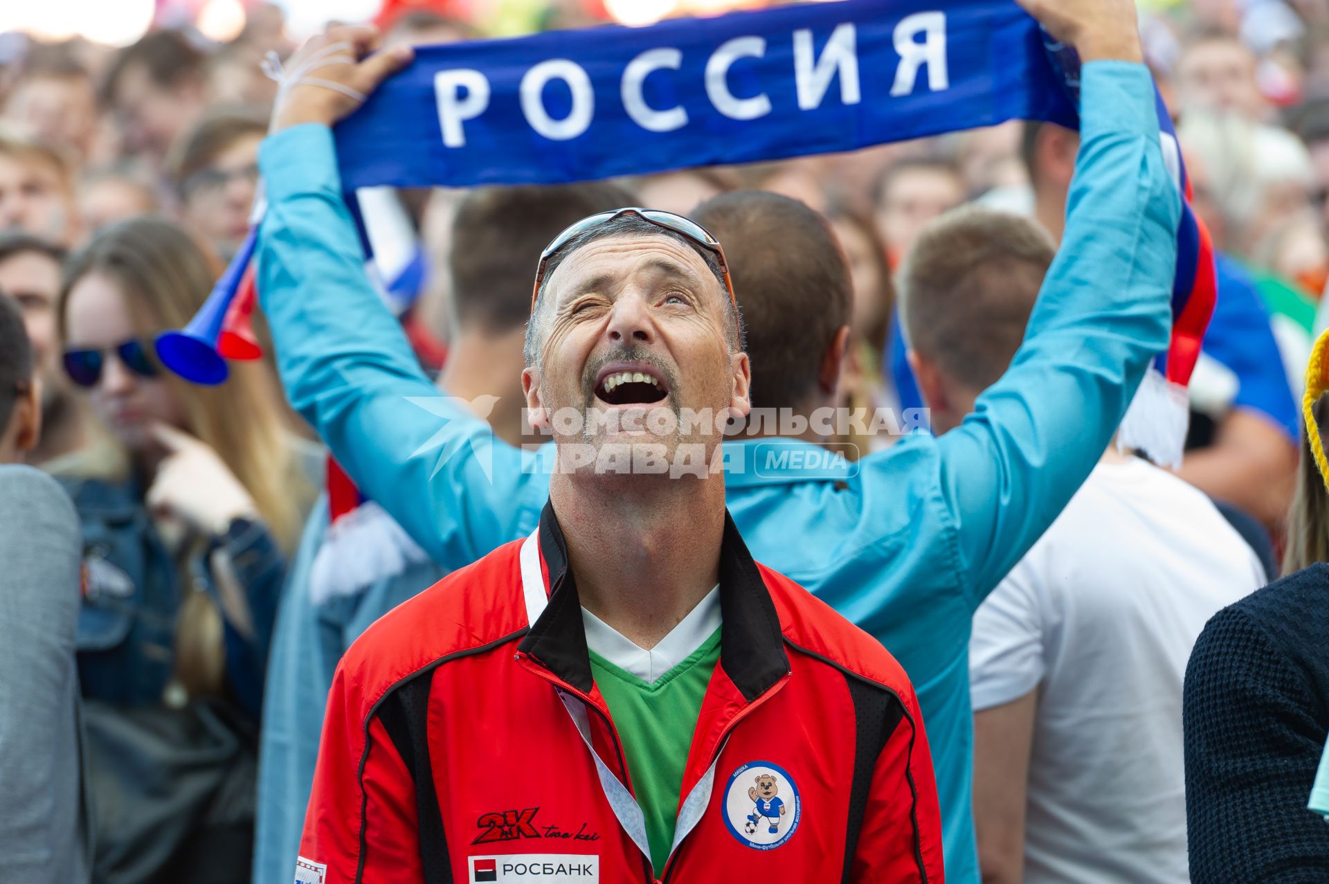 Санкт-Петербург.  Болельщики  сборной России в фан-зоне во время трансляции матча  группового этапа чемпионата мира по футболу - 2018 между сборными командами Уругвая и России.