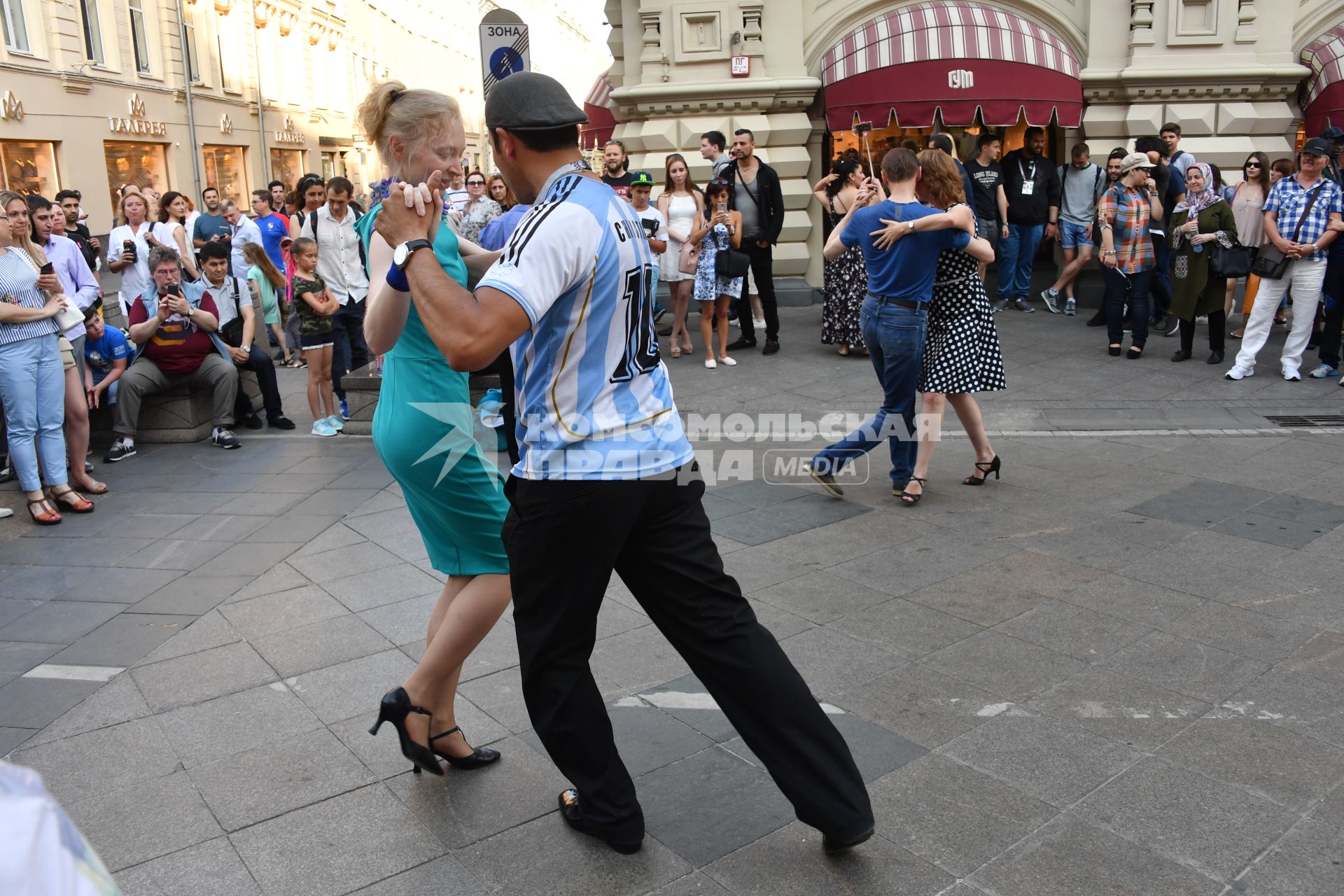 Москва. Танцы болельщиков на Никольской улице.