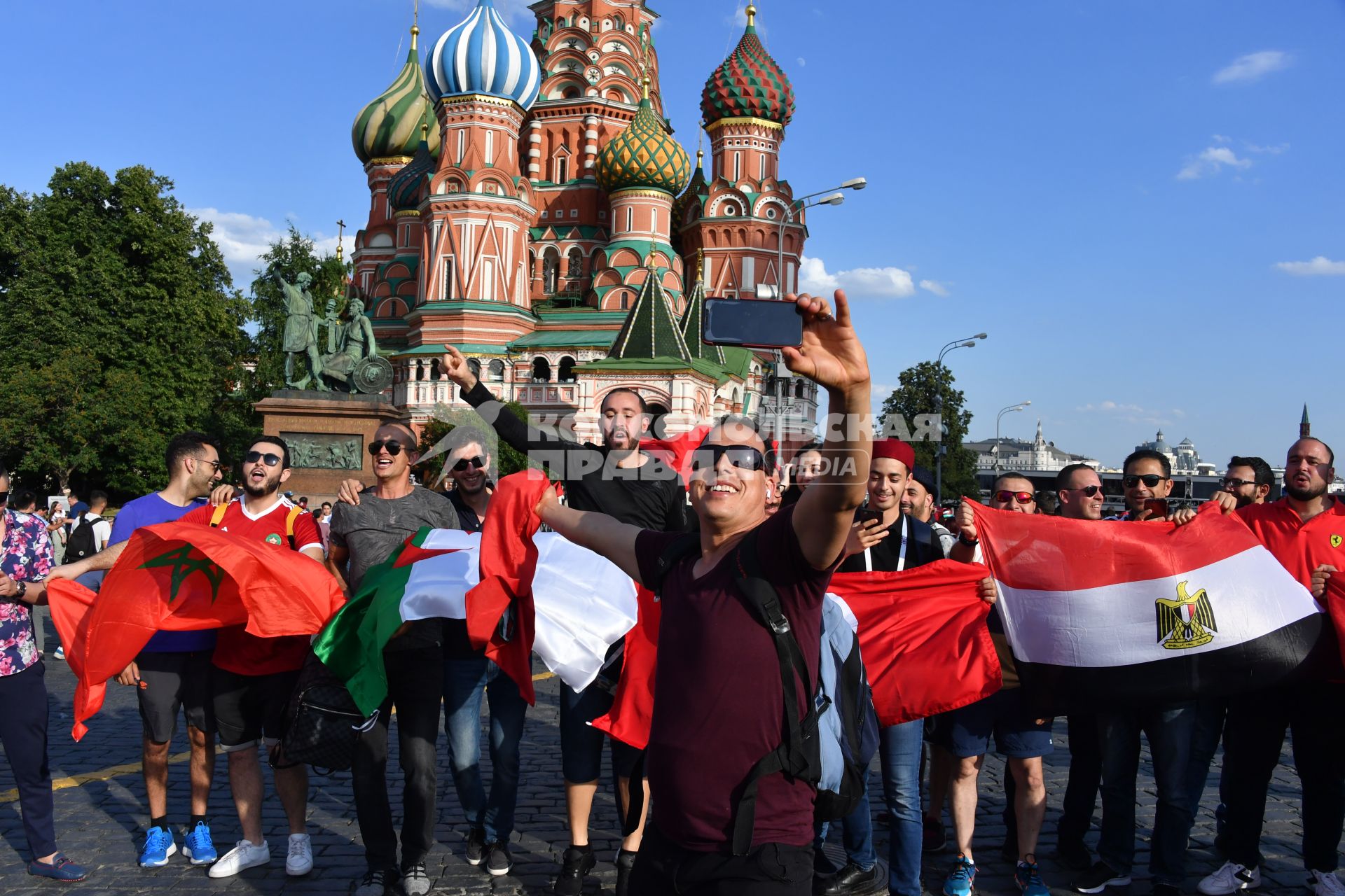 Москва. Футбольные болельщики фотографируются на Красной площади.