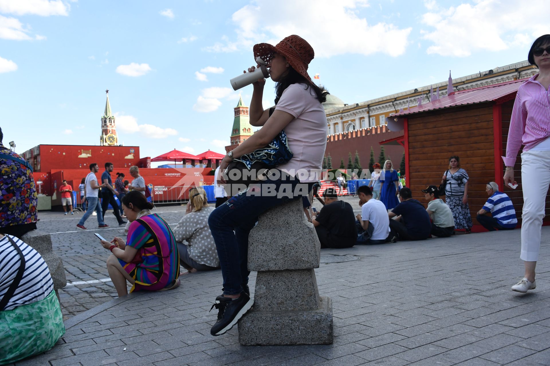 Москва. Футбольные болельщики отдыхают на Красной площади.