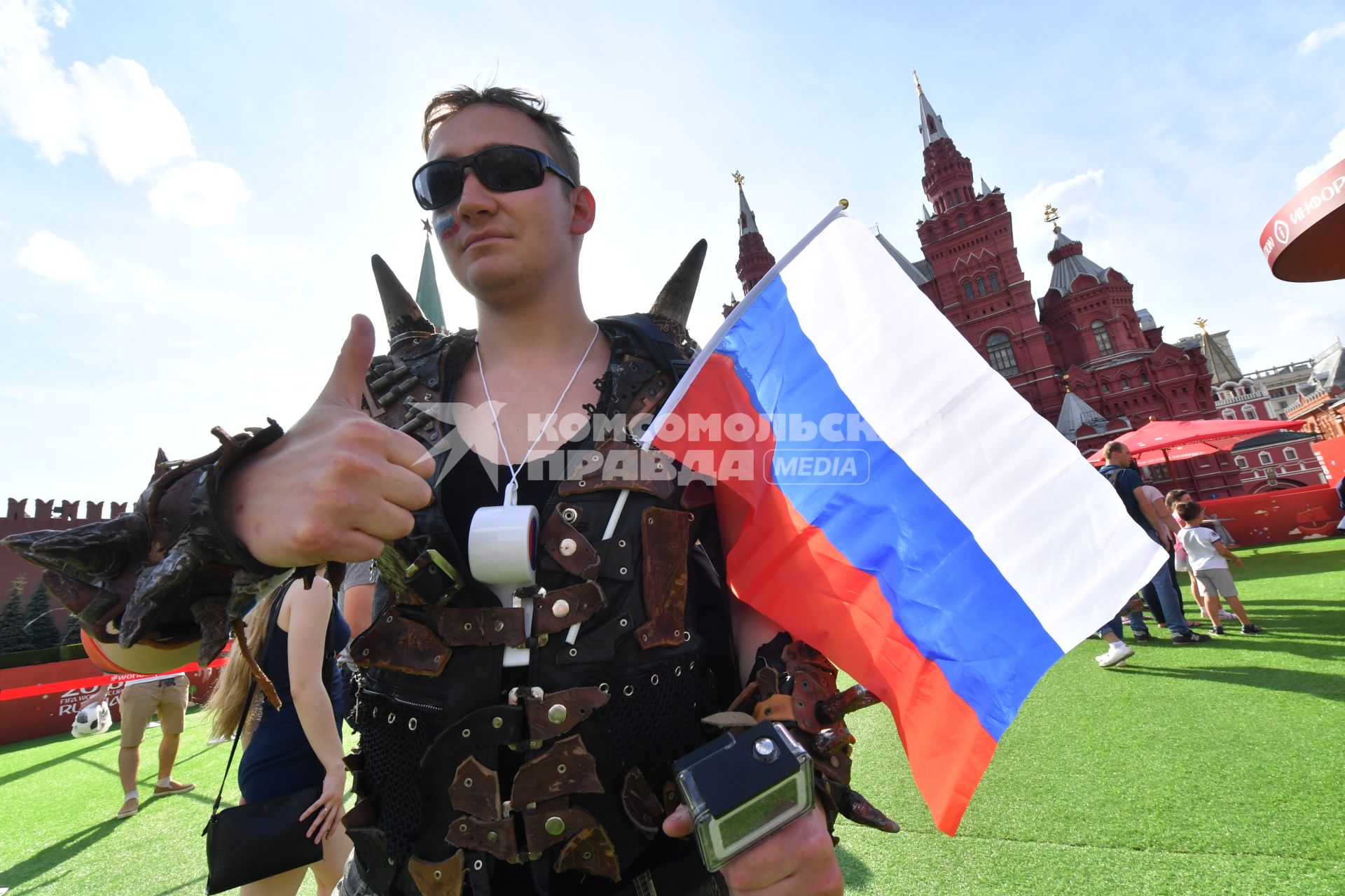 Москва. Российский болельщик с флагом на красной площади.