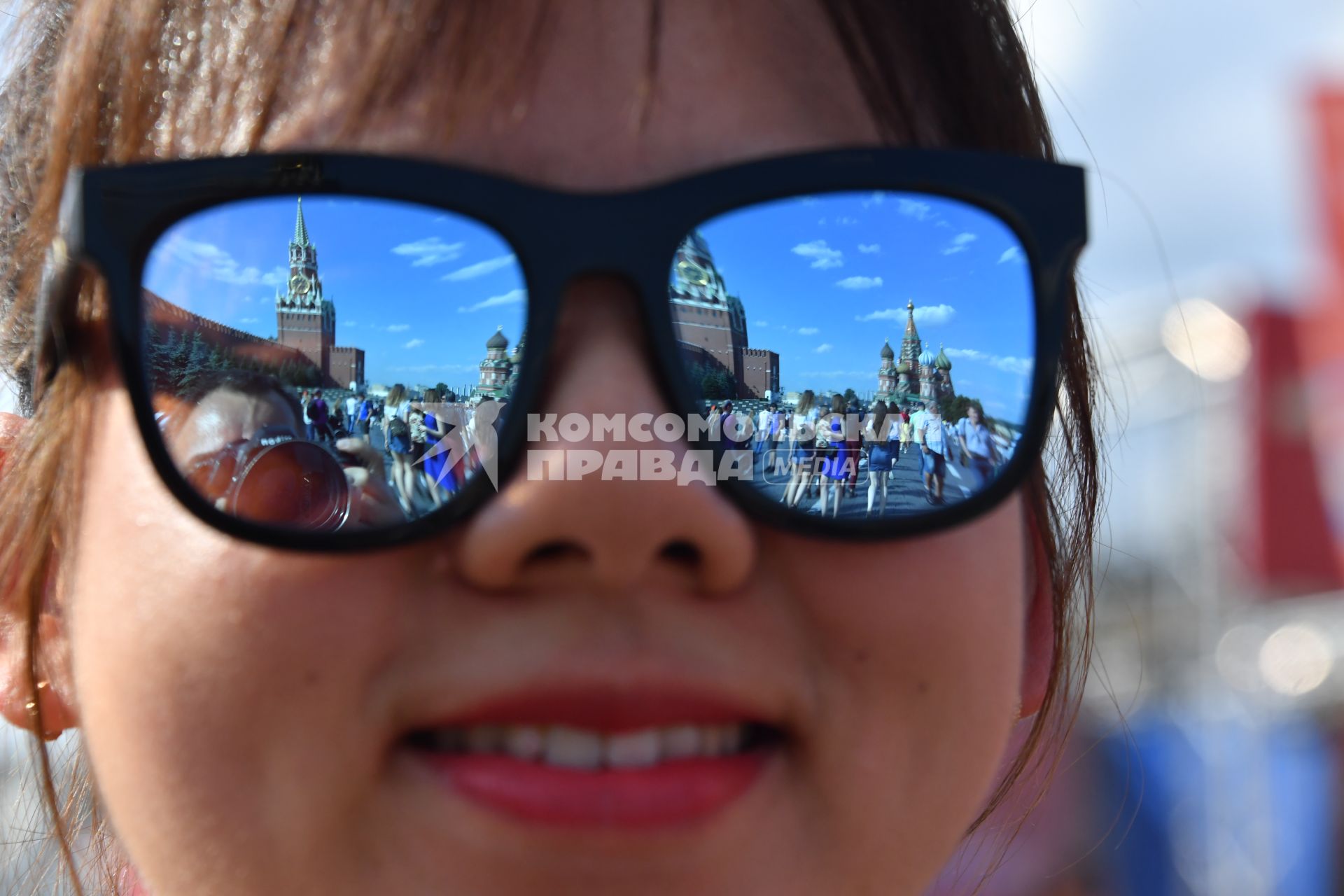 Москва.  Отражение в солнечных очках.