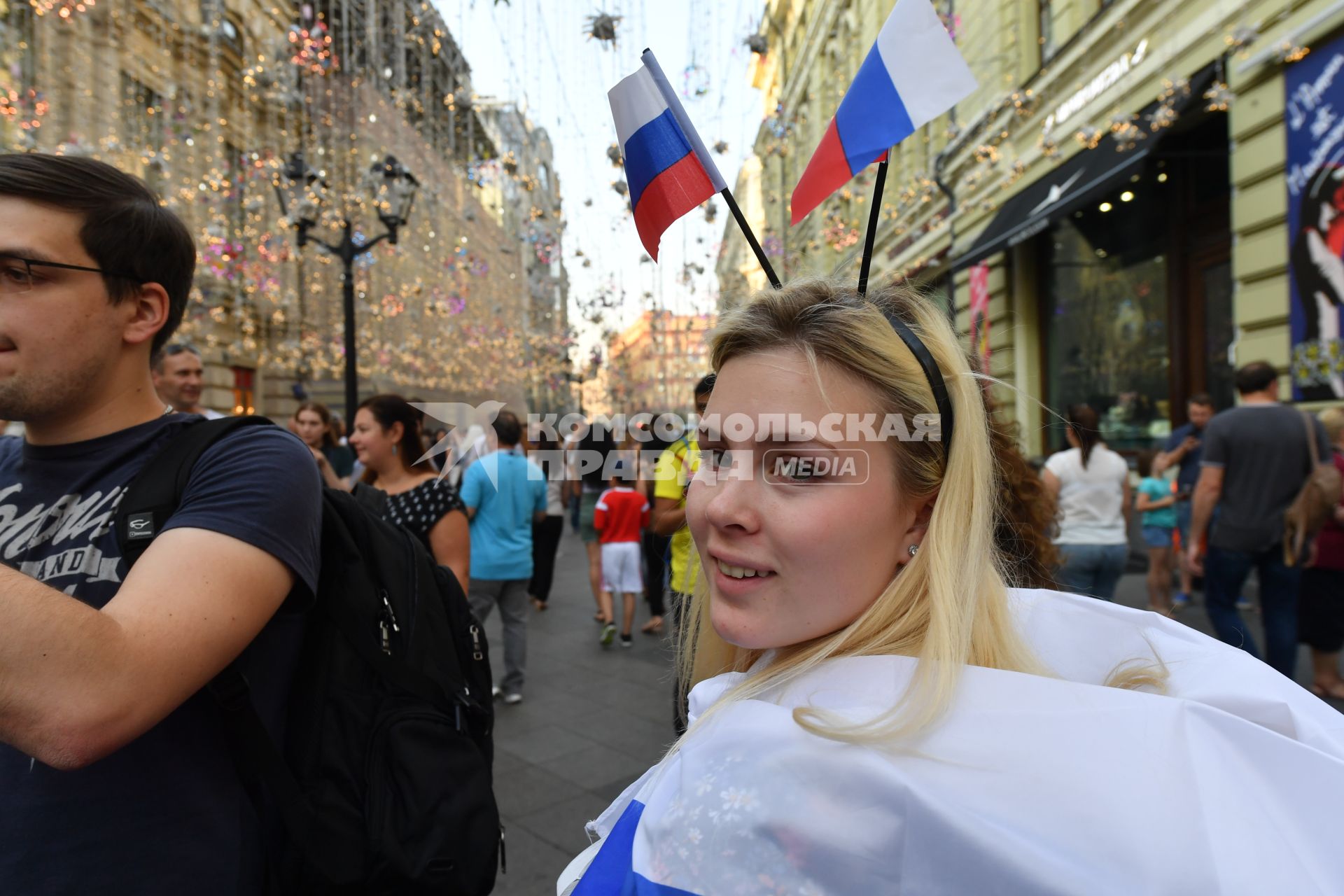 Москва. Российская болельщица  на Никольской улице.