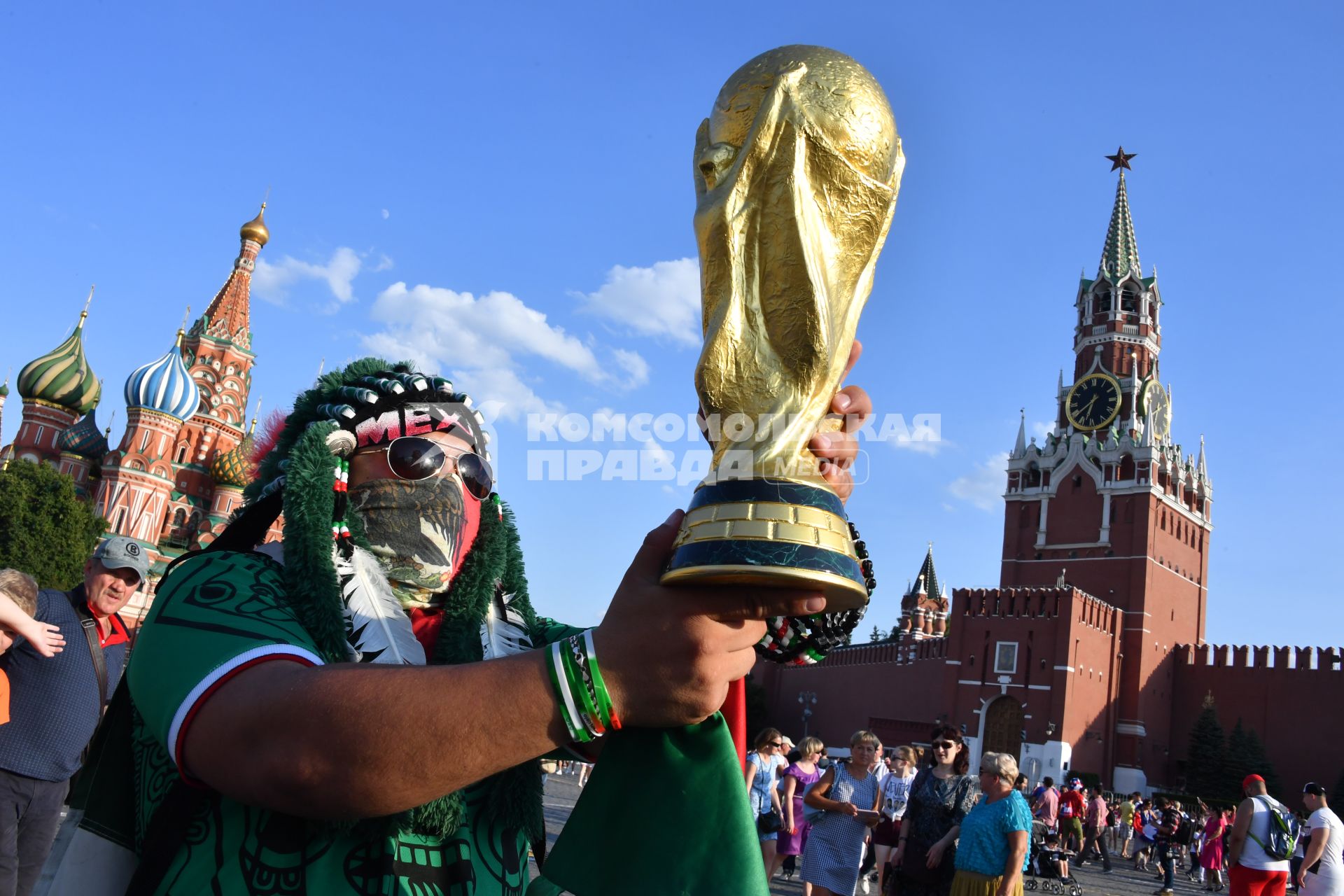 Москва. Футбольный болельщик из Мексики на Красной площади.