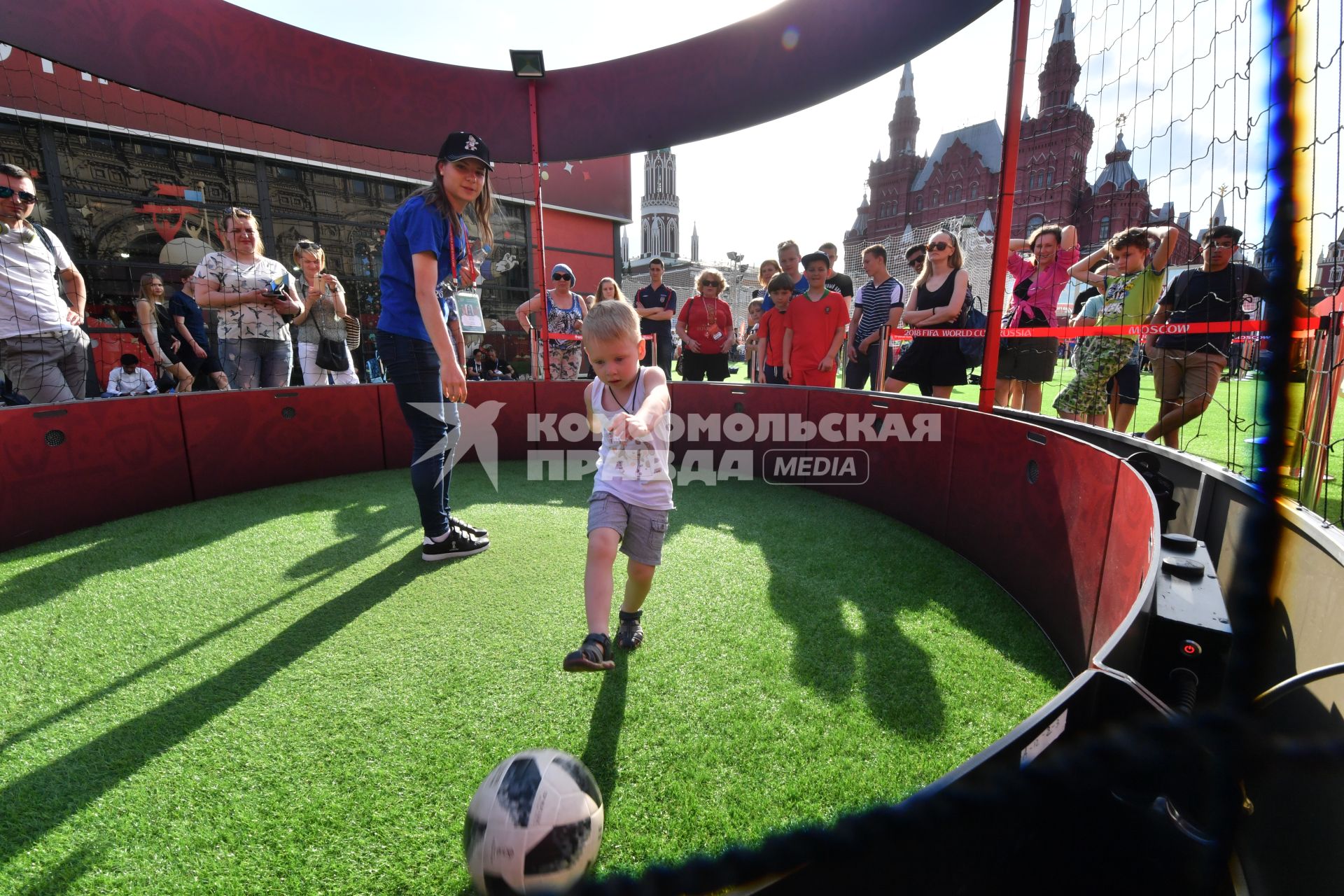 Москва. Мальчики играют в футбол в Парке футбола ЧМ-2018 на Красной площади.