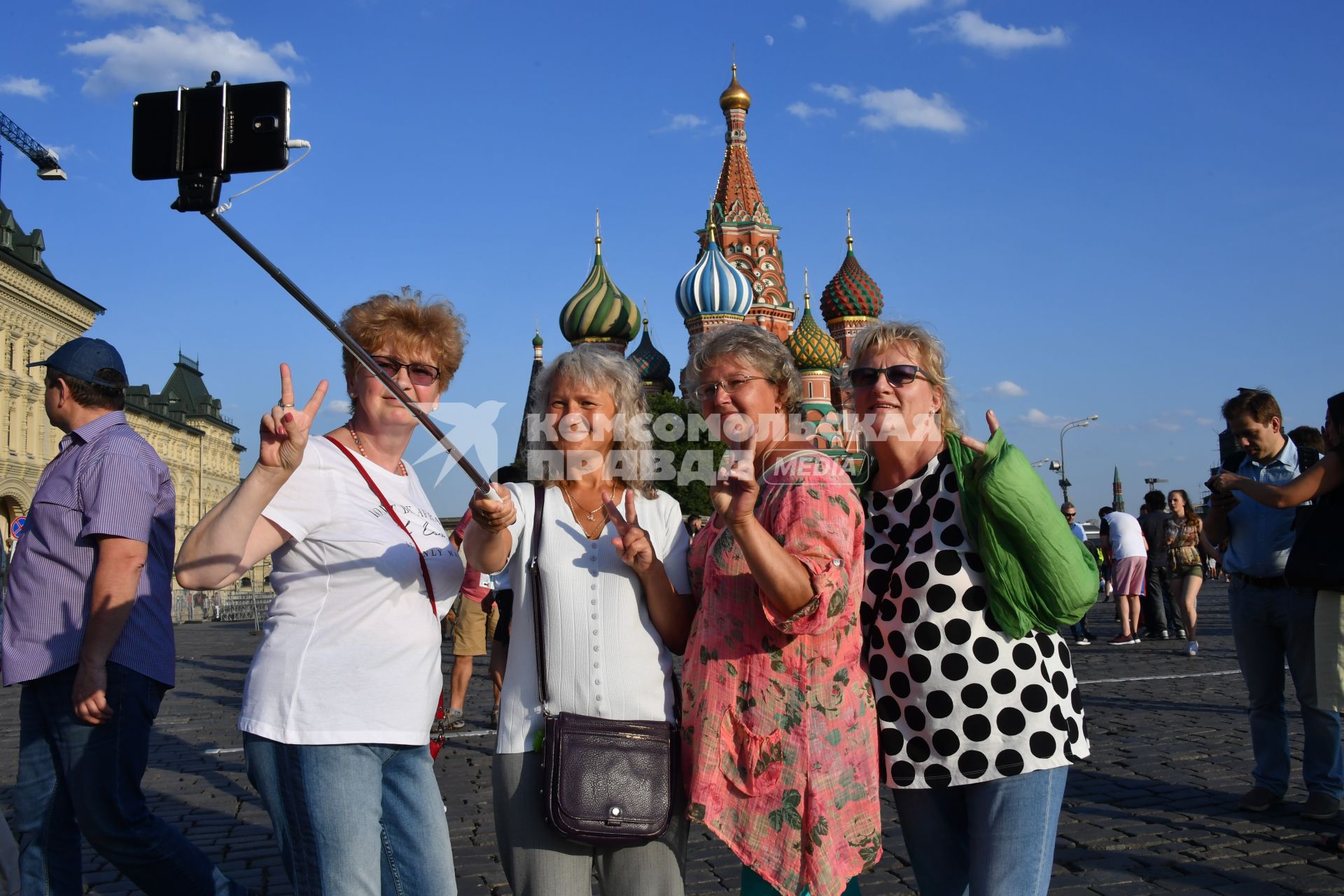 Москва.  Женщины фотографируются на Красной площади.