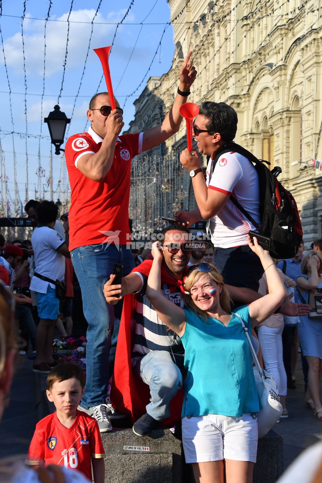 Москва.  Футбольные болельщики из Туниса на Никольской улице.