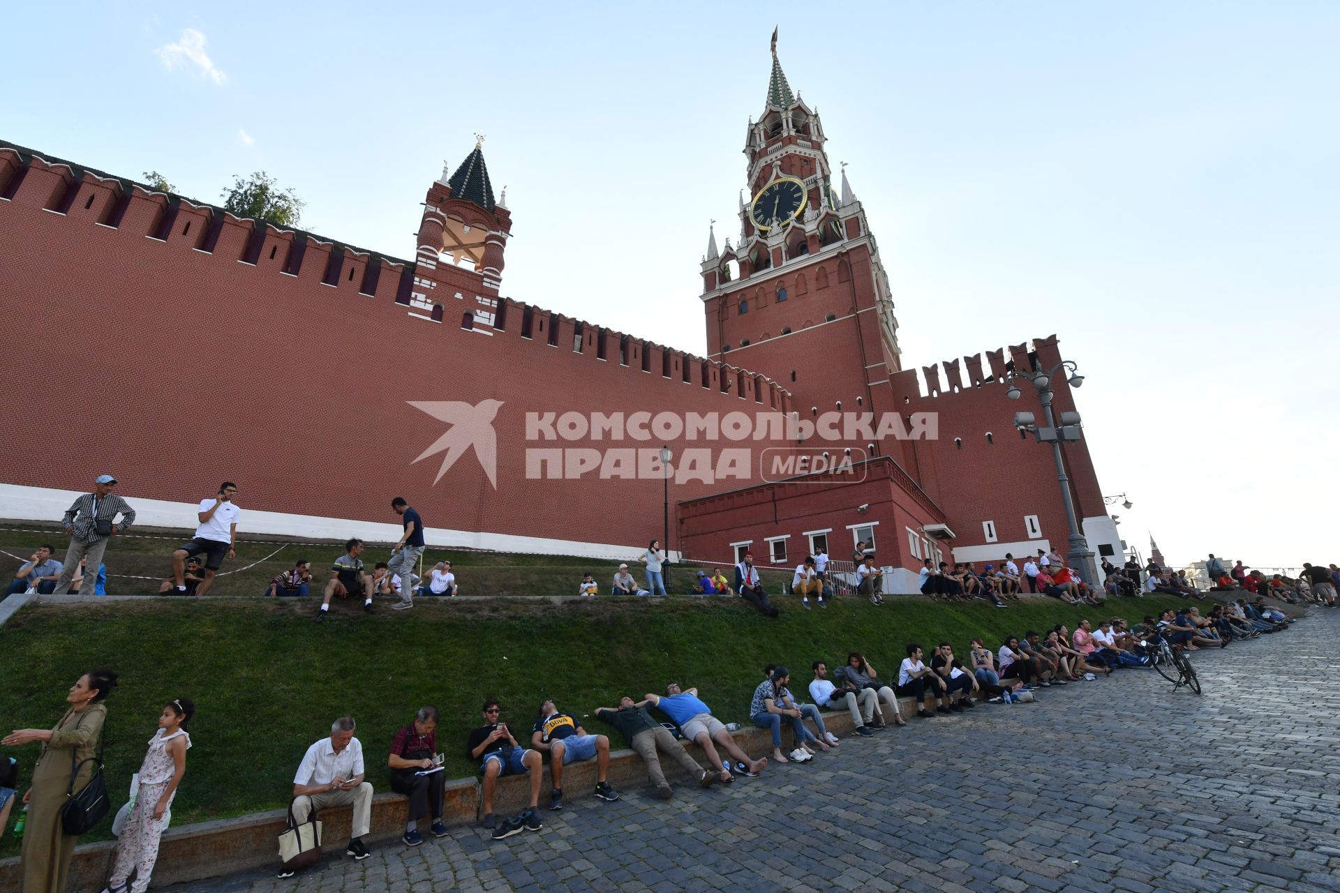 Москва. Футбольные болельщики отдыхают у стен Кремля.