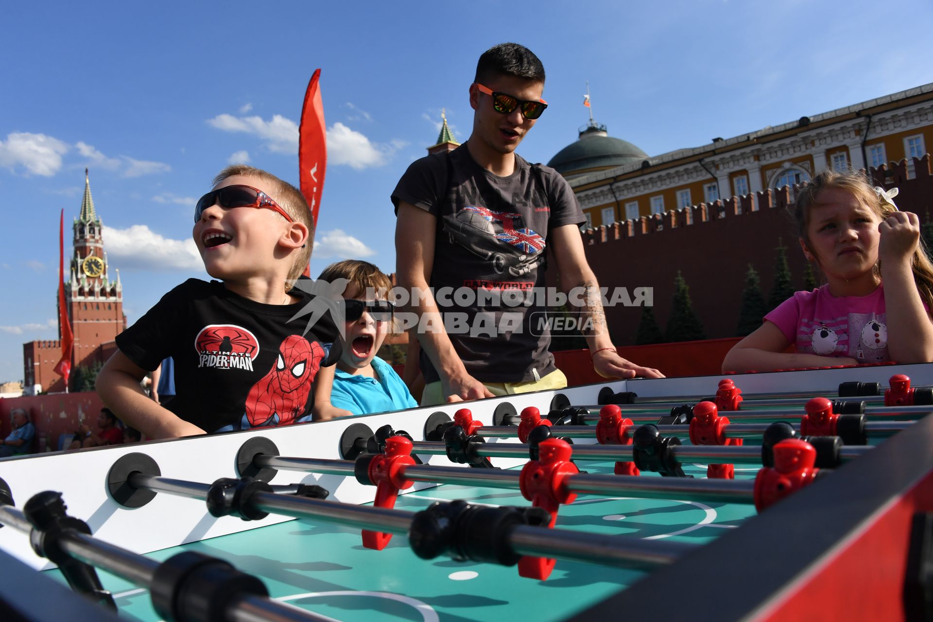 Москва. Посетители в Парке футбола ЧМ-2018 на Красной площади играют в настольный футбол.