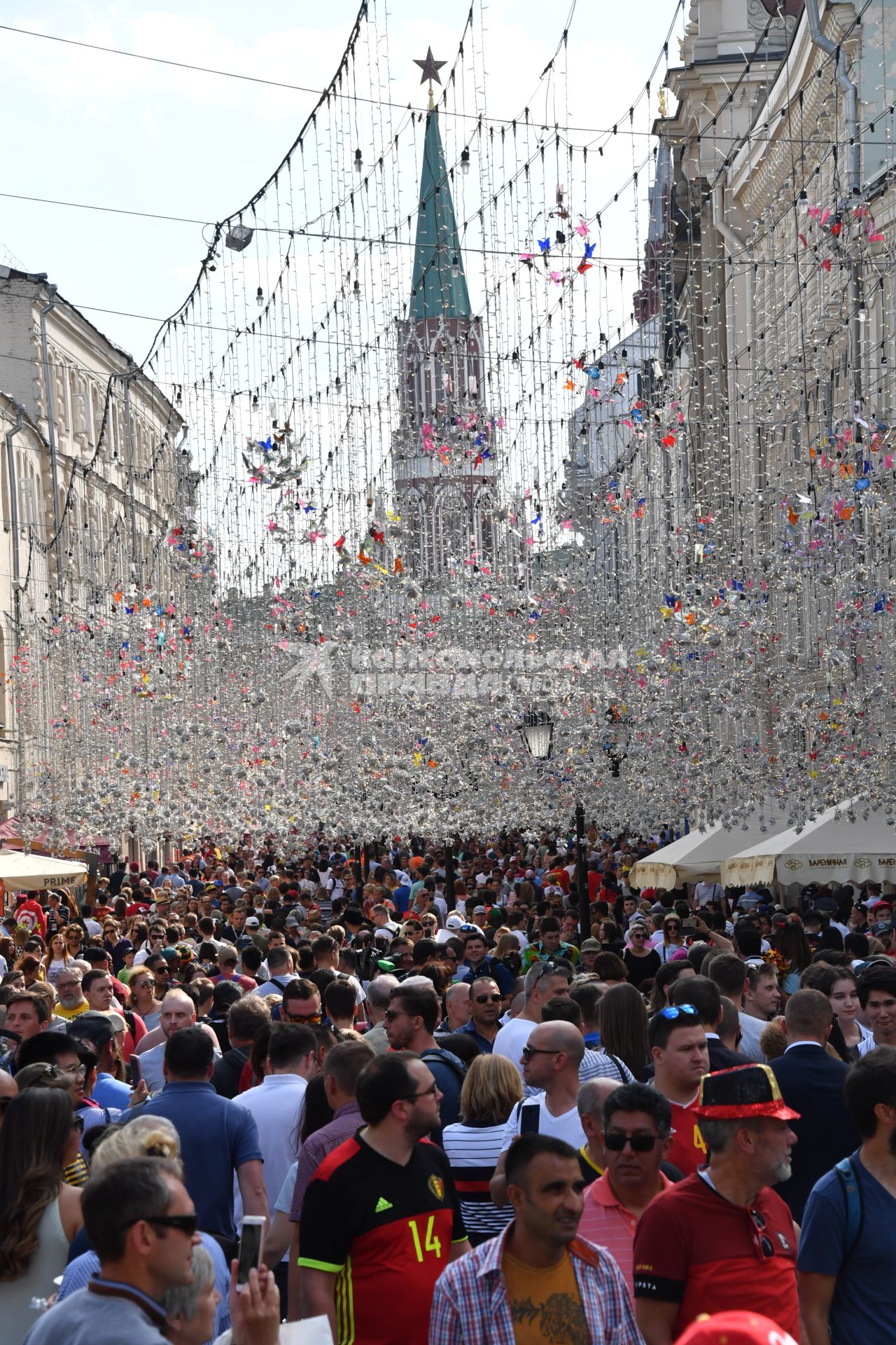 Москва.  Футбольные болельщики на Никольской улице.