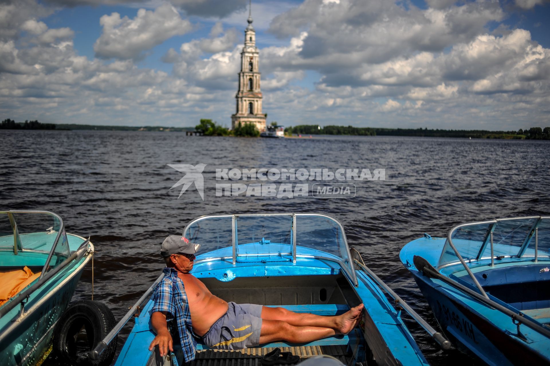 Тверская область, Калязин. Вид на колокольню Никольского собора в воде Угличского водохранилища.