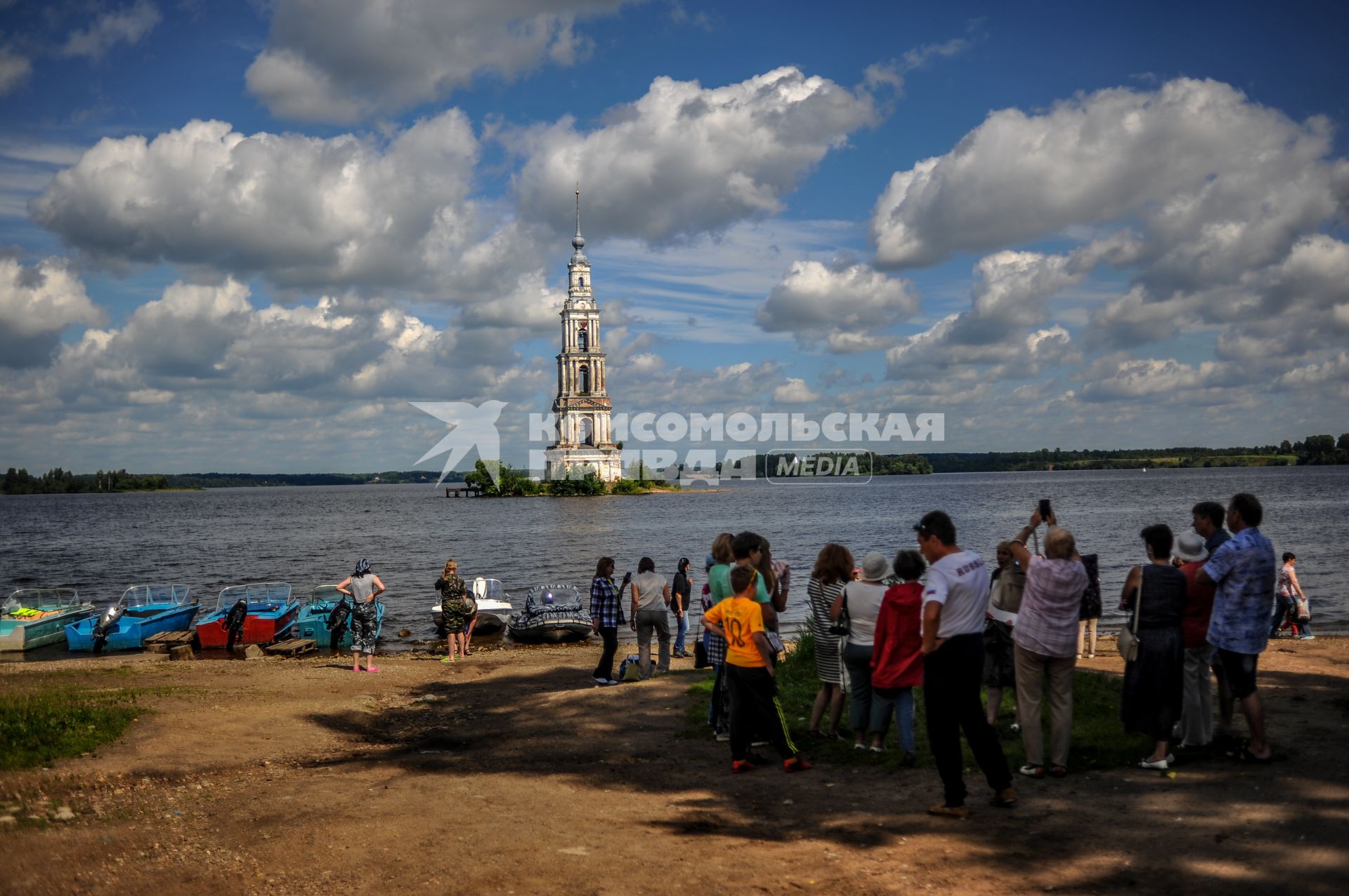 Тверская область, Калязин. Колокольня Никольского собора в воде Угличского водохранилища.