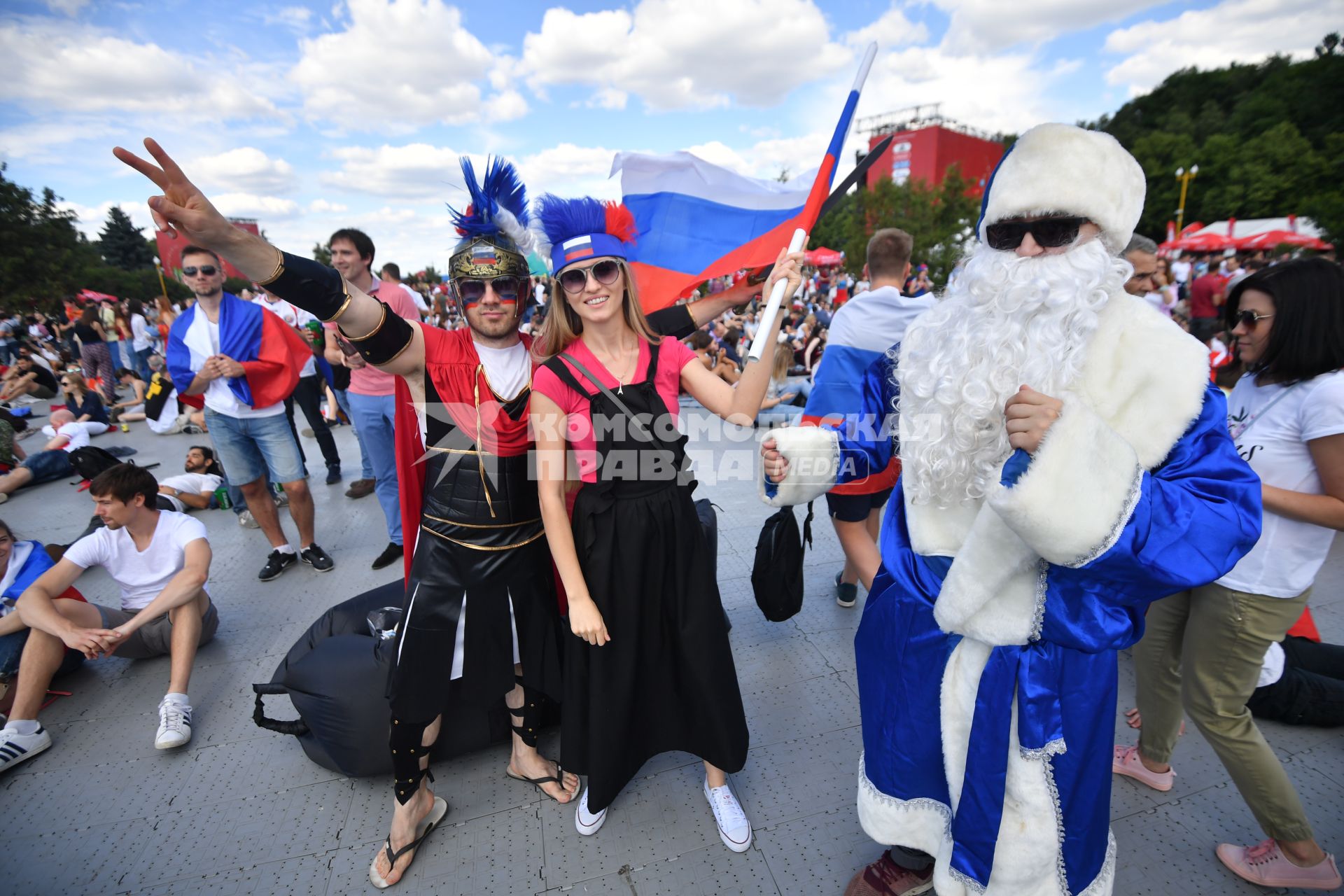 Москва. Российские болельщики в фан-зоне на Воробьевых горах перед матчем группового этапа чемпионата мира по футболу между сборными России и Уругвая.