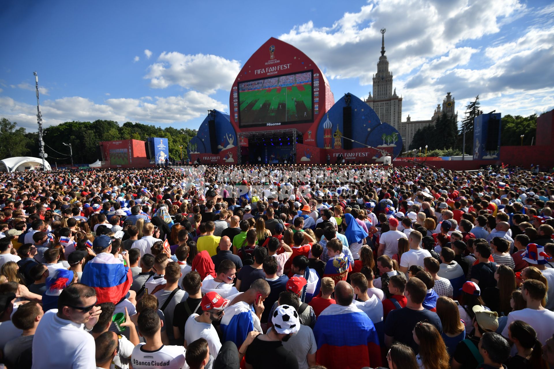 Москва. Российские  болельщики в фан-зоне на Воробьевых горах  во время матча  группового этапа чемпионата мира по футболу между сборными России и Уругвая.