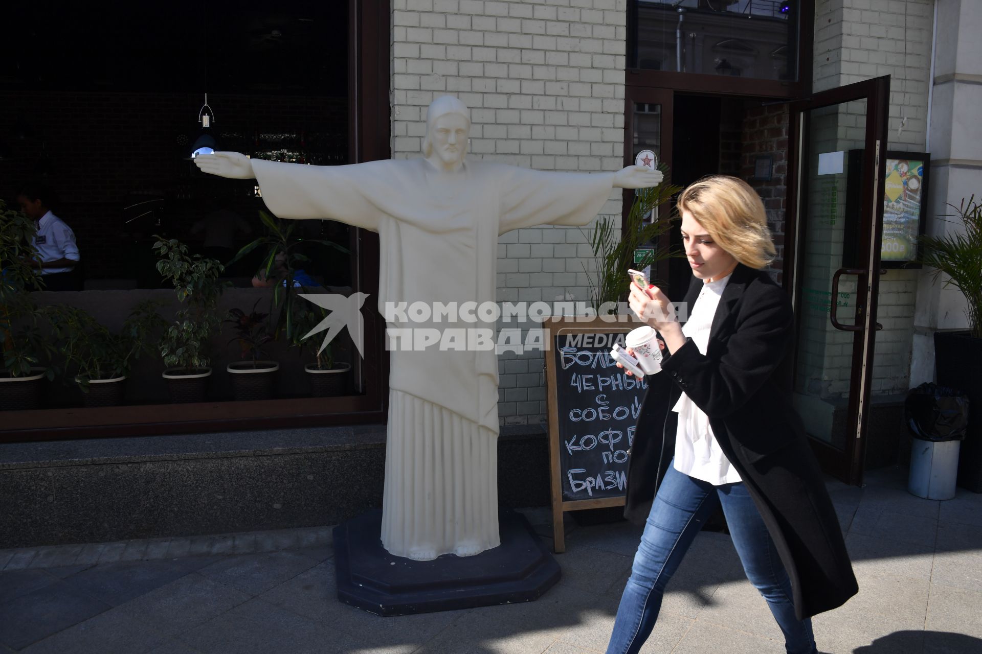 Москва. Уменьшенная копия статуи Христа-Искупителя возле кафе в Москве.