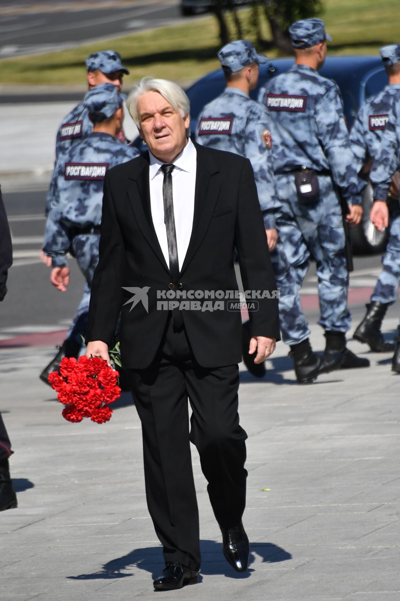 Москва.  Актер Юрий Шлыков перед церемонией  прощания с режиссером, председателем комитета Госдумы РФ по культуре Станиславом Говорухиным в Преображенской церкви храма Христа Спасителя.