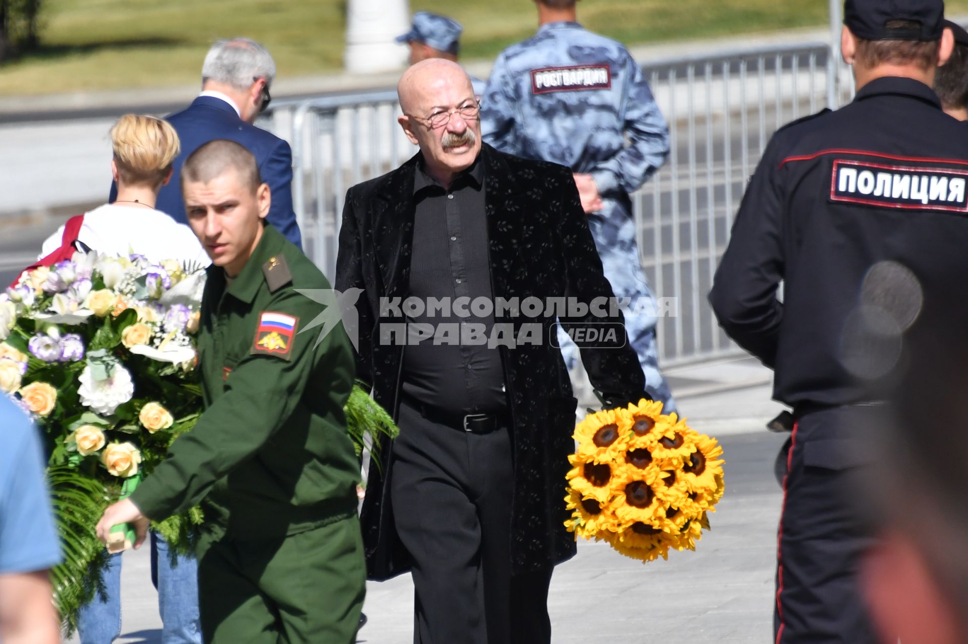 Москва.  Певец Александр Розенбаум (в центре) перед церемонией  прощания с режиссером, председателем комитета Госдумы РФ по культуре Станиславом Говорухиным в Преображенской церкви храма Христа Спасителя.