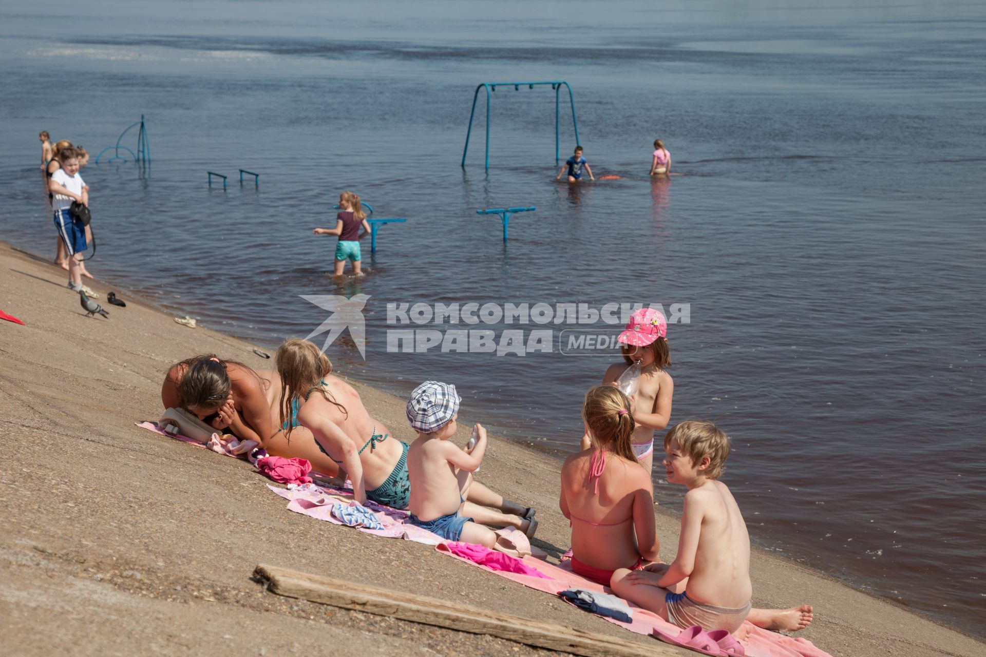 Пермь. Отдых горожан на городском пляже.