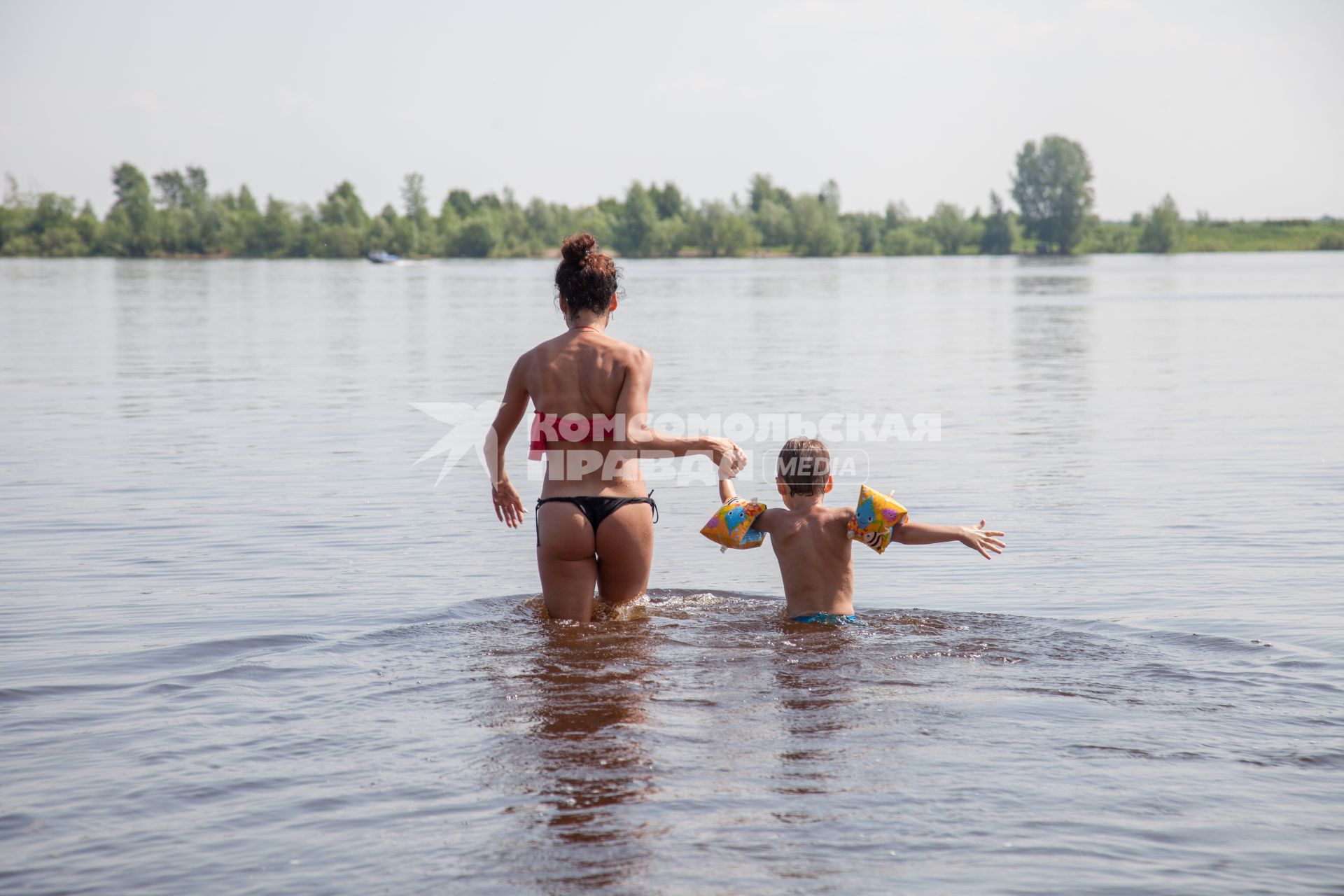 Пермь. Отдых горожан на городском пляже.