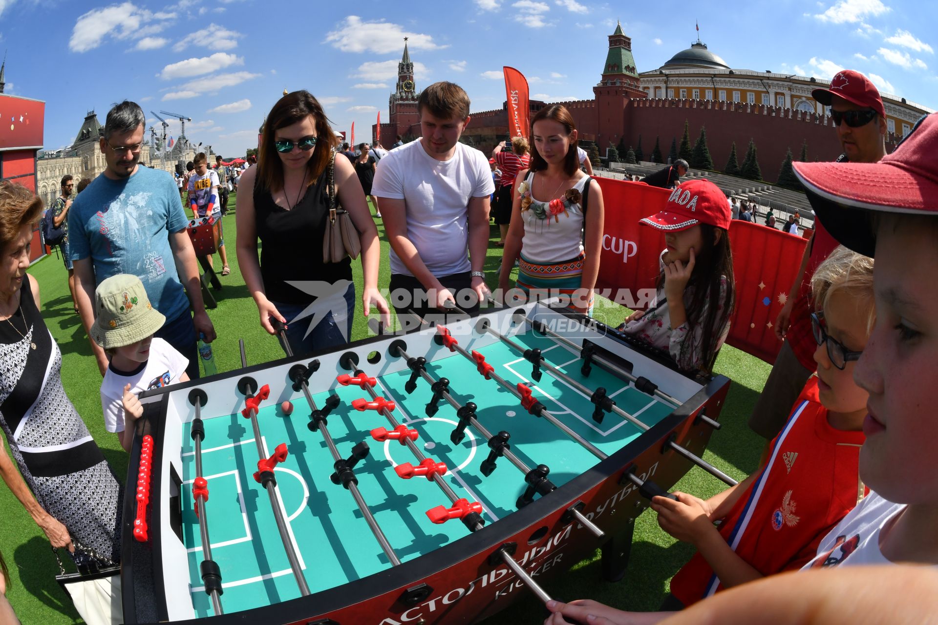 Москва. Посетители играют в настольный футбол в парке футбола чемпионата мира 2018 на Красной площади.