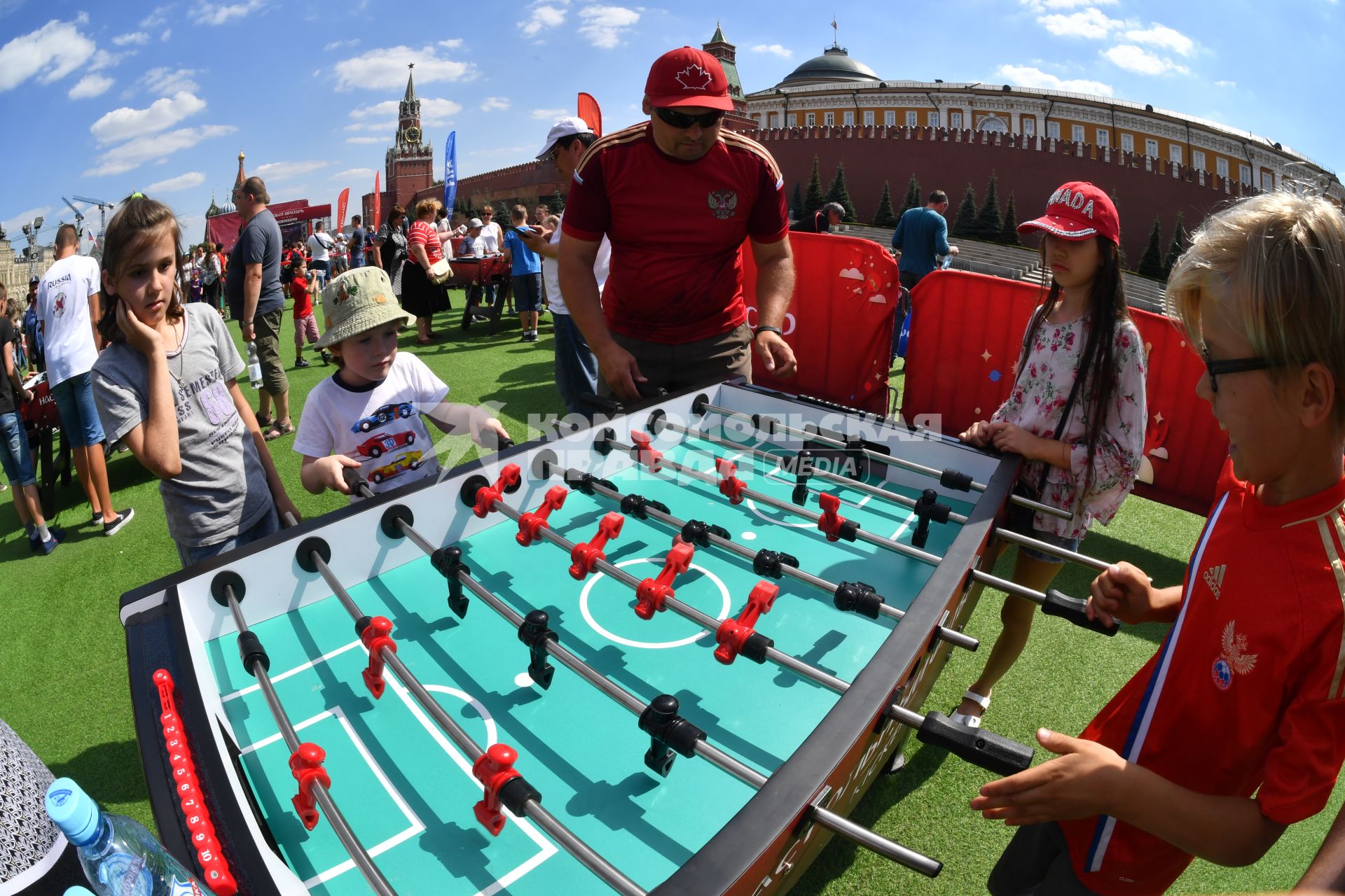 Москва. Посетители играют в настольный футбол в парке футбола чемпионата мира 2018 на Красной площади.