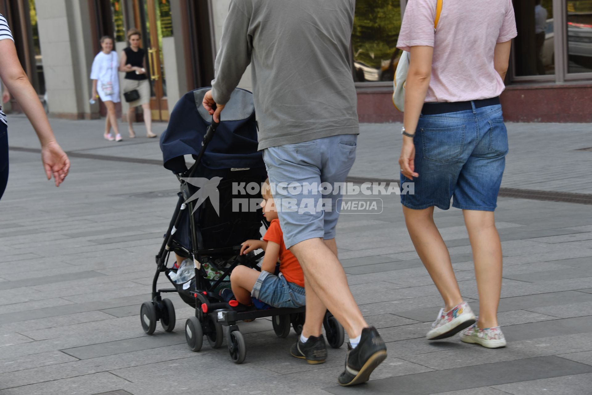 Москва. Мальчик едет в коляске.