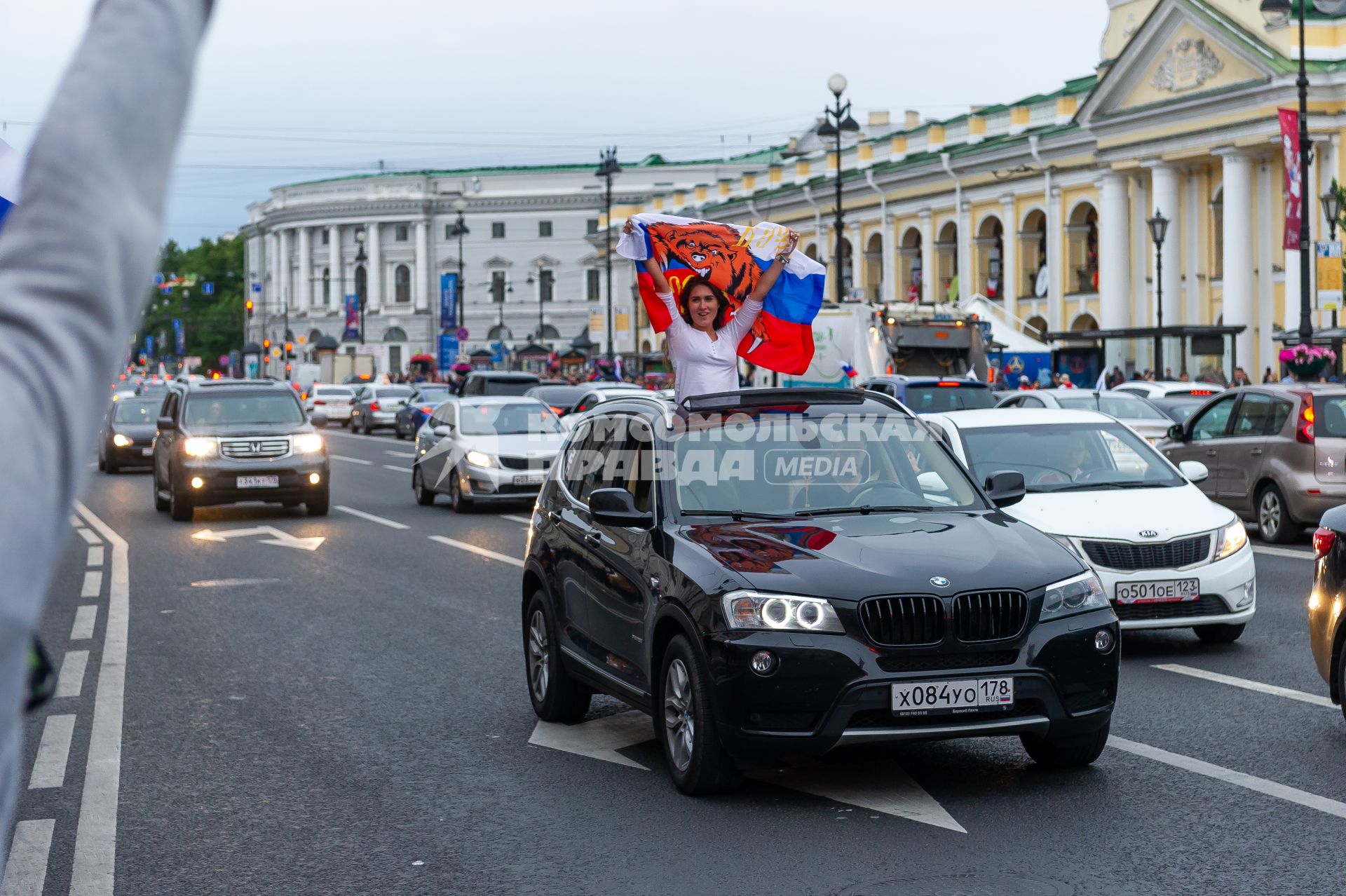 Санкт-Петербург. Болельщики во время празднования победы сборной России в матче 1/8 финала чемпионата мира по футболу - 2018 между командами России и Испании.